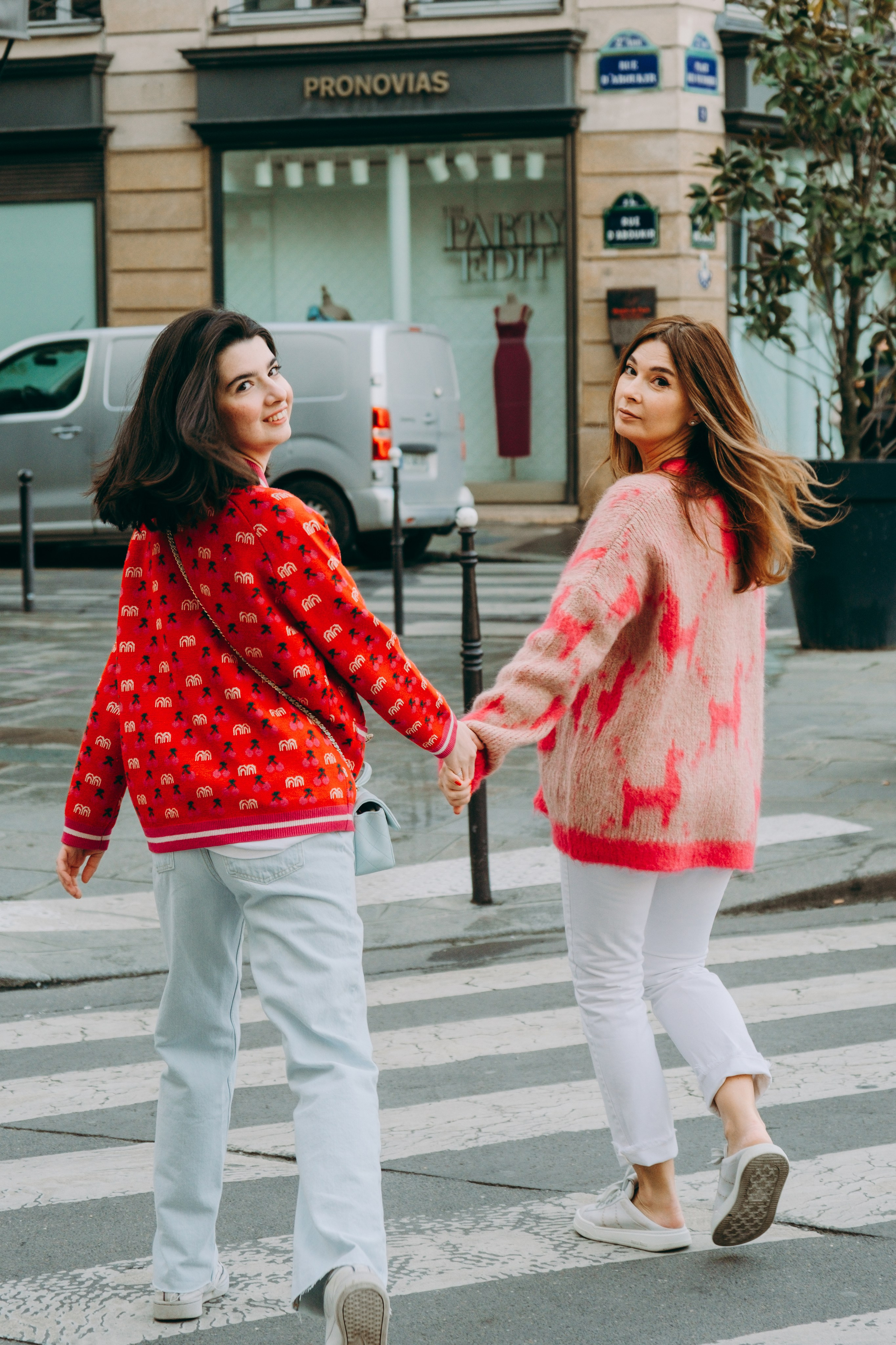 Julia with her adult daughter. Photographer in Paris Marina Chaput