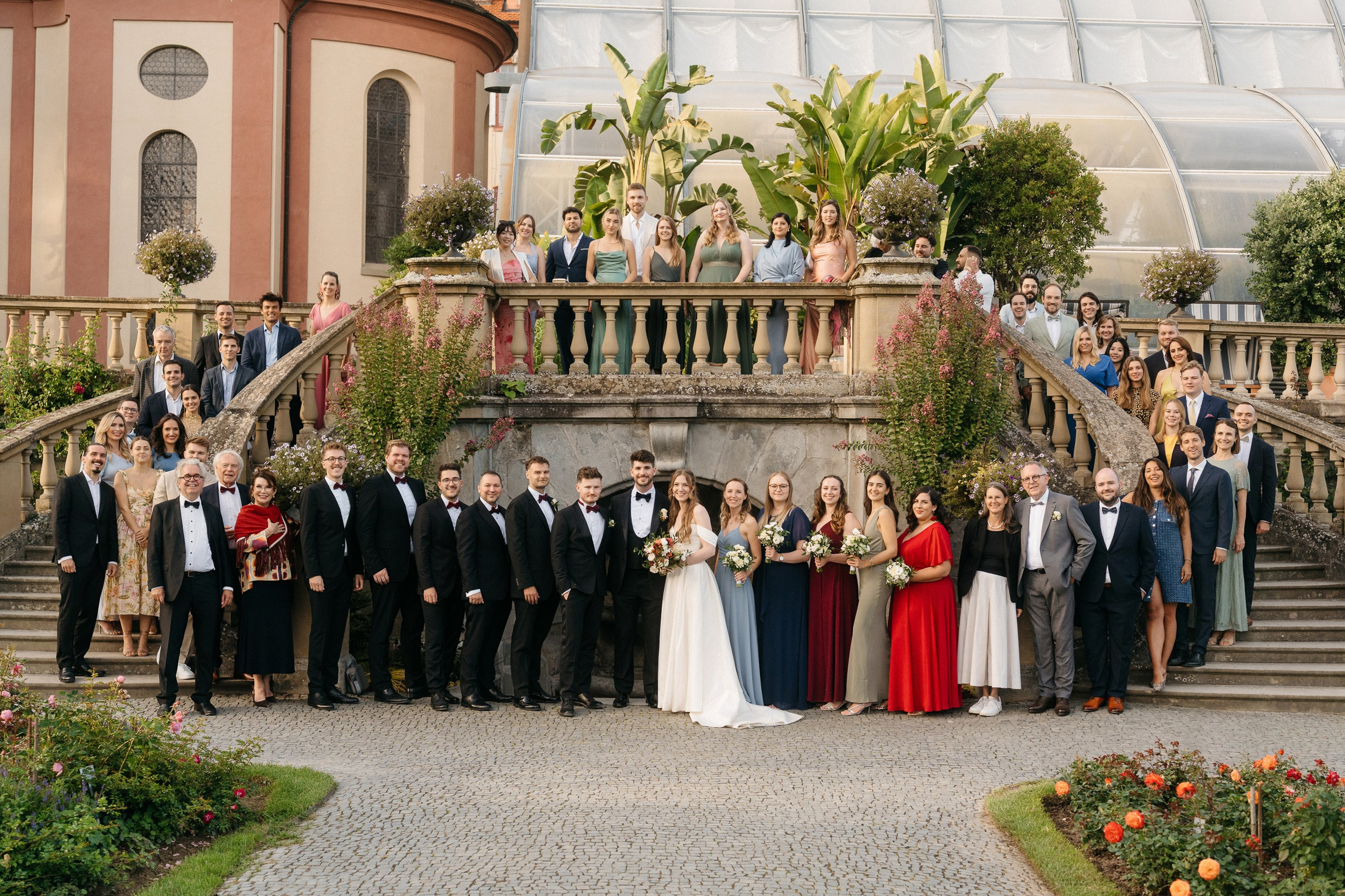 Gruppenfoto der Hochzeitsgäste im Rosengarten Insel Mainau