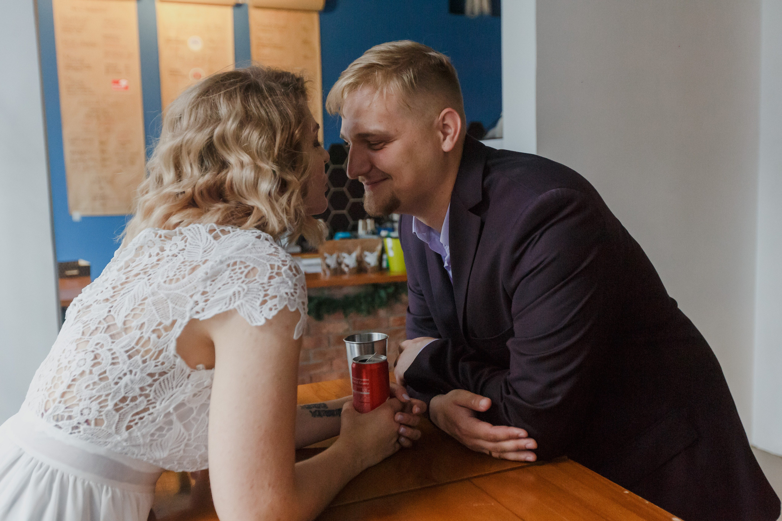 Valientes recién casados ​​comen hamburguesas con guantes negros. Fotógrafo de retrato, familia y reportajes en Valencia | España | Europa Vitalii Lumier