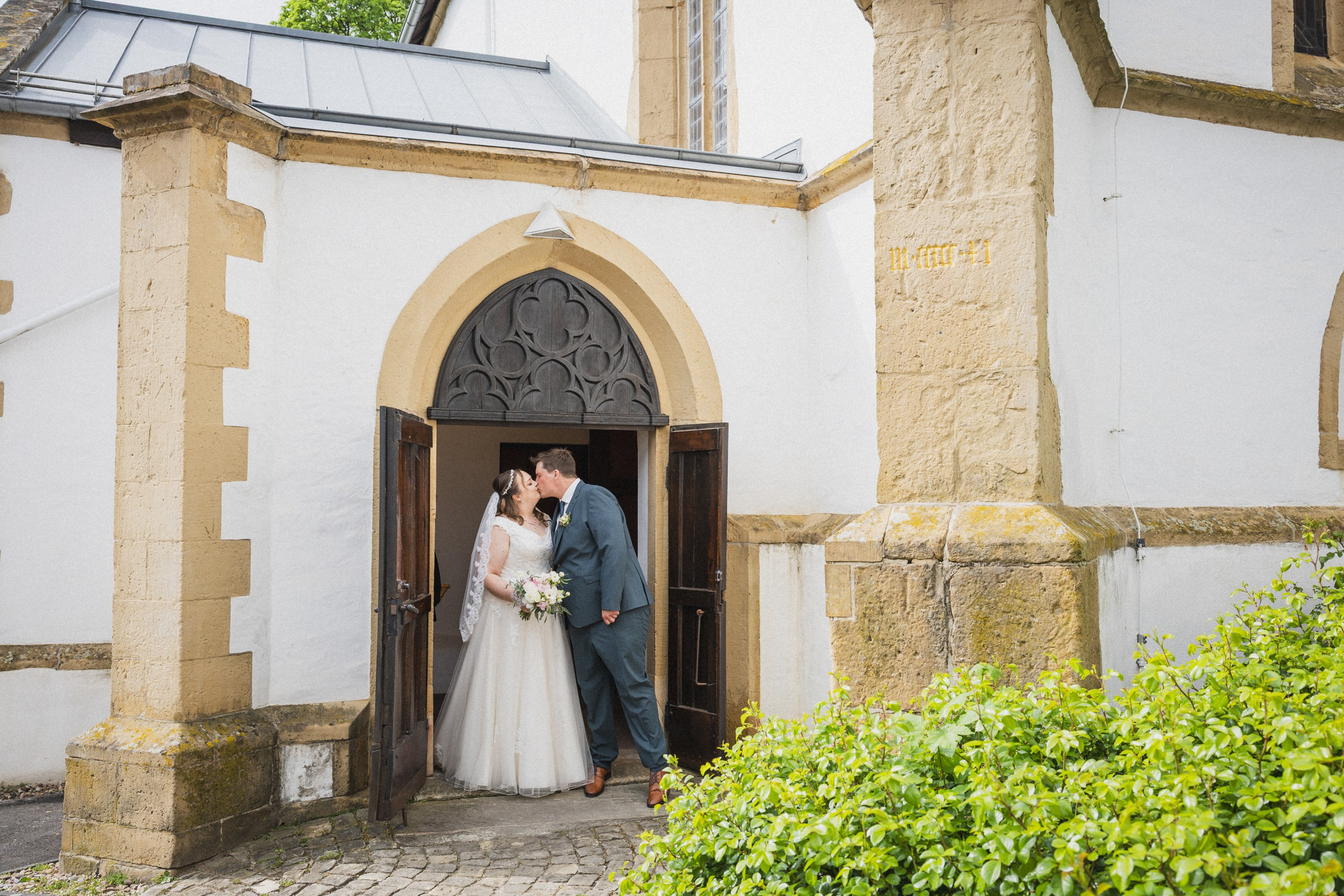 Kirchliche Trauung in Oerlinghausen – Emotionale Hochzeitsfotos & Stilvolle Reportagen!. Hochzeitsfotografin in Gütersloh | Authentische Hochzeitsreportagen | TK Photographie