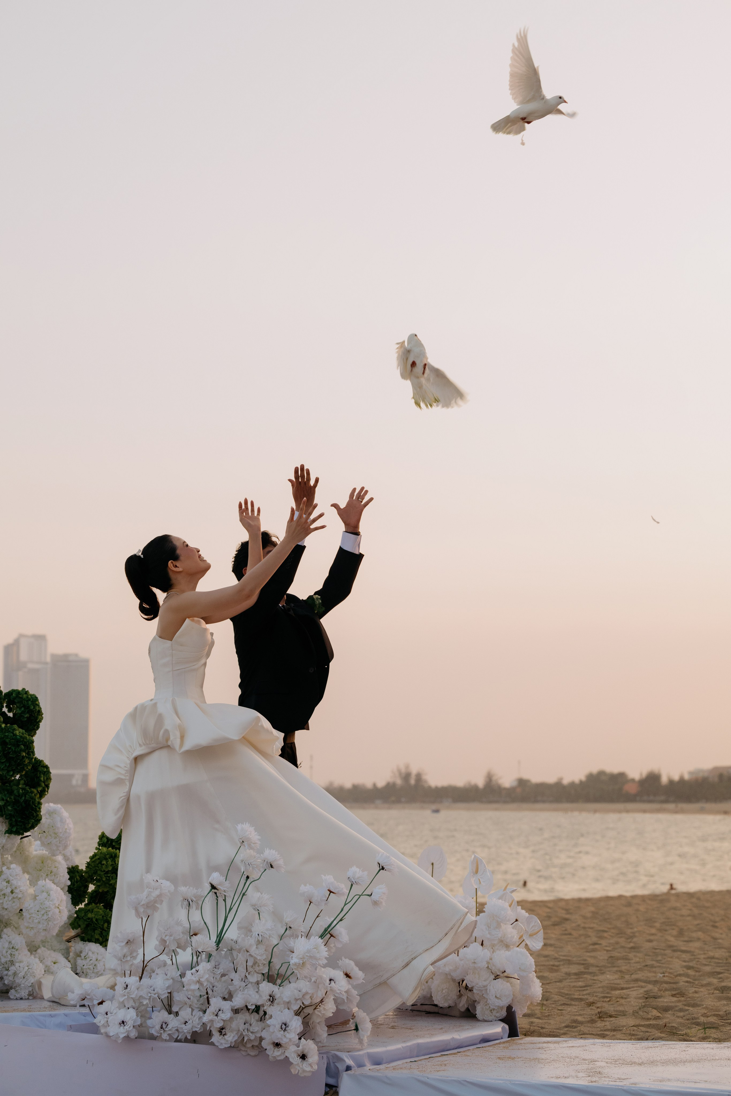 DIEU & THINH/Destination Wedding. Nhiếp ảnh gia đám cưới hàng đầu tại Thành Phố Hồ Chí Minh