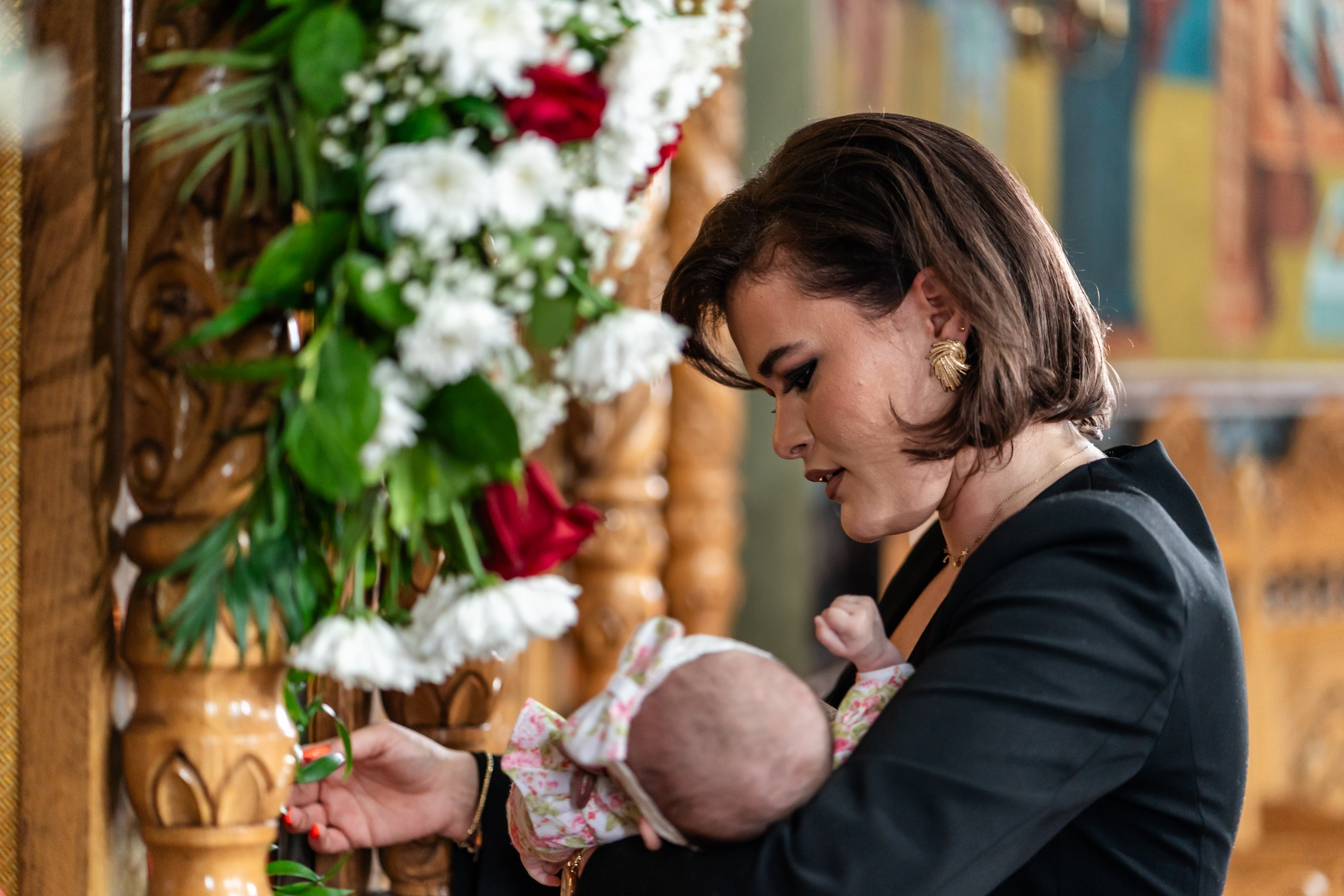 fotograf botez , fotografie botez Botoșani, fotograf Alin Chirilă, amintiri botez, fotografii botez, botez Miruna Parascheva, fotograf copii, fotografie botez în Botoșani-alt="botez , fotografie botez Alin Chirilă, amintiri botez, fotografii emoționante botez Botoșani"-- fotografii-botez-bebelus- amintiri-botez-micuț- moment-sfânt-crestinare- fotografie-emotionanta-botez- detalii-botez-bebelusi- parinti-fericiti-la-botez- fotograf-botez-profesionist- botez-in-biserica-ortodoxa- micuț-botezat-cu-emoție- zâmbete-și-lacrimi-la-botez- bebeluș-la-cristelniță- decor-botez-colorat- botez-cu-dragoste-și-credință- emotie-pura-la-botez- fotograf-botez-botosani- botez-iasi-suceava-fotograf- amintiri-nepretuite-botez-- Preotul ținându-l pe micuțul Mathias Gabriel la botez, în biserica Înălțarea Domnului, Copălău  - Detalii de la botezul lui Mathias – lumânare, trusou și icoană  - Familia lui Mathias Gabriel alături de micuț, în ziua botezului  - Portret emoționant cu mama și bebelușul în brațe, în biserică,fotograf profesionist evenimente Botoșani, Iași, Suceava, Fălticeni, Bacău, Pașcani, Roman - AlinoFotoStudio by Alin Chirilă - servicii foto nuntă, botez, cununie, ședințe foto creative, albume personalizate, fotografii emoționante și calitative pentru cele mai importante momente din viață,fotograf nuntă Botoșani Alin Chirilă,  ședință foto botez Iași - AlinoFotoStudio,  servicii fotograf profesionist evenimente Suceava,  fotograf cununie civilă Fălticeni - Alin Chirilă,  album foto nuntă personalizat Bacău.“Bebeluș botezat în biserică, ținut în brațe de nași”	•	“Detaliu cu lumânarea de botez decorată cu flori albe”	•	“Părinți emoționați alături de copilul lor la ceremonia de botez”	•	“Masa festivă de botez cu decor tematic și tort personalizat”	•	“Momentul în care preotul toarnă apă sfințită pe fruntea bebelușului”	“Bebeluș în rochie albă de botez, zâmbind în brațele mamei”	•	“Detaliu cu cruciulița de botez așezată pe o pernă de satin”	•	“Părinți și nași aprinzând lumânările în timpul ceremoniei de botez”	•	“Tort de botez decorat cu figurine tematice și numele copilului”	•	“Copil botezat dormind liniștit în pătuțul decorat festiv”	•	“Momentul în care preotul binecuvântează copilul în fața altarului”	•	“Invitați adunându-se în jurul mesei festive la petrecerea de botez”	•	“Bebeluș ținând în mână o jucărie personalizată primită la botez”	•	“Familie fericită pozând împreună după ceremonia de botez”	•	“Decor tematic cu baloane și flori la locația petrecerii de botez” fotograf Botoșani fotograf evenimente fotograf botez Alin Chirila fotograf alinofotostudio.fotograf botez Amelis Maria, fotografie botez Botoșani, fotograf Alin Chirilă, amintiri botez, fotografii botez, botez Amelis Maria, fotograf copii, fotografie botez în Botoșani,