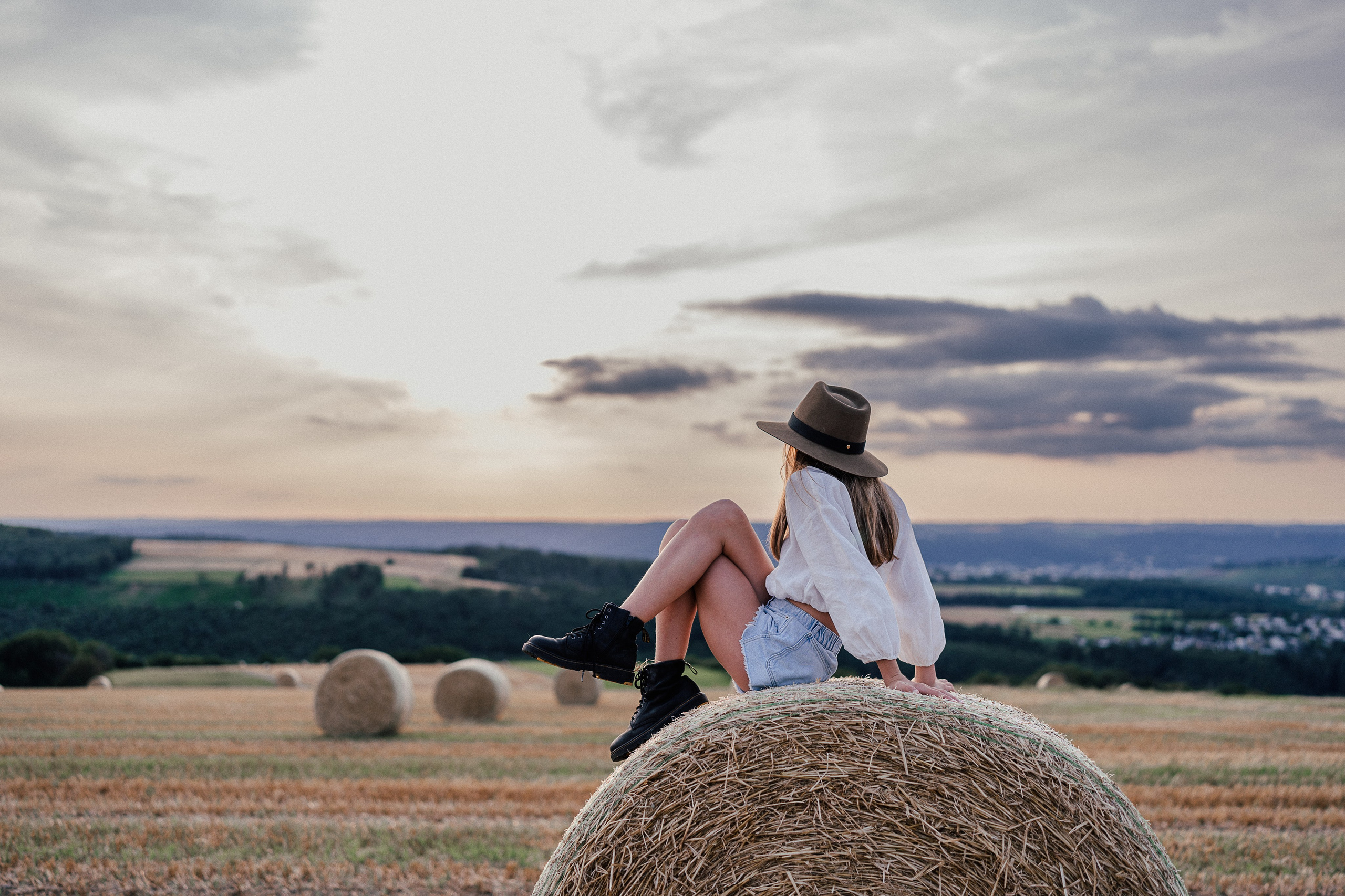 Summer evening fields. Familien, Portrait und Konzeptualfotografie in Genf, Schweiz