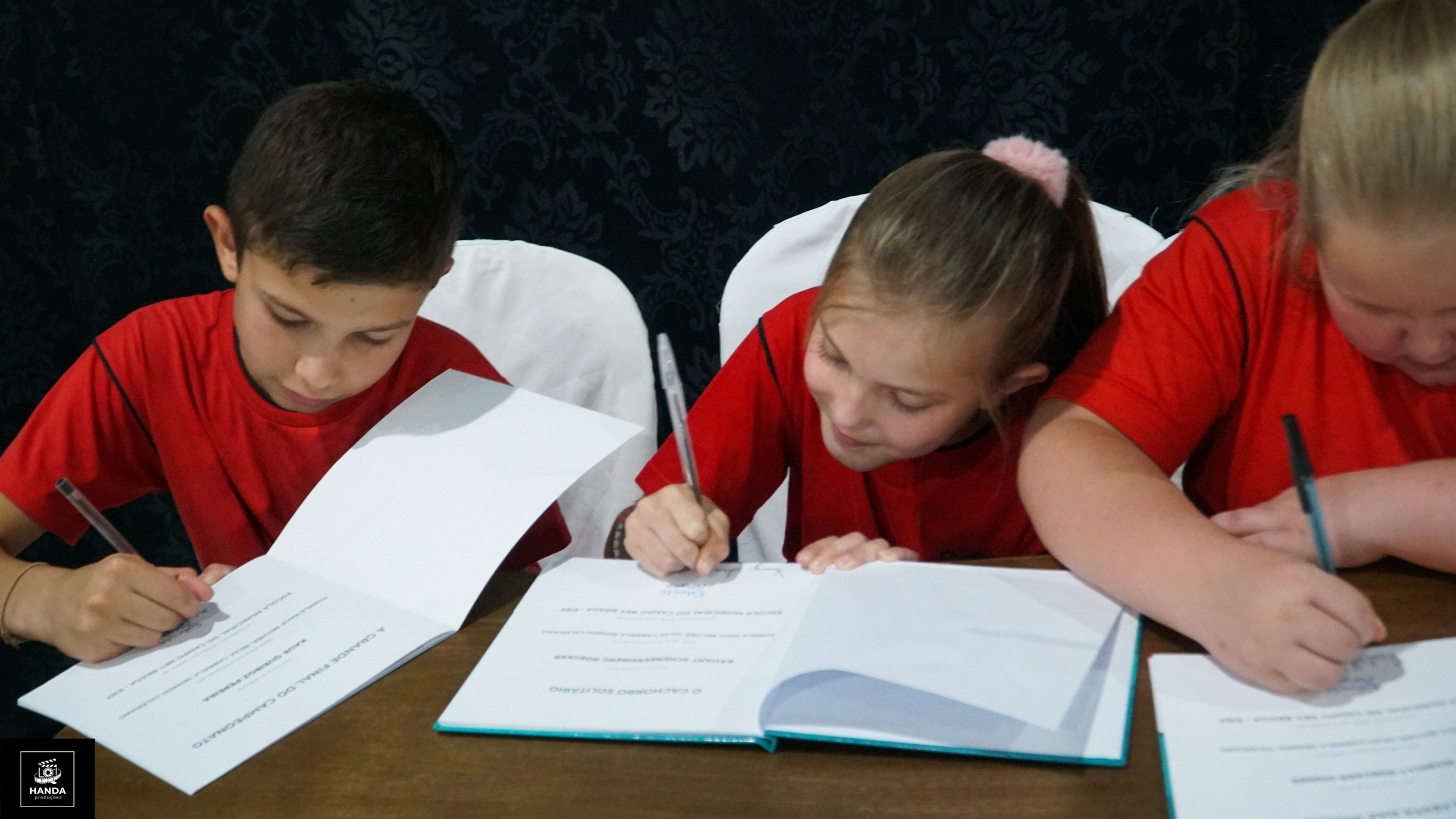 Noite autógrafos colégio Aurélio Buarque de Holanda. Handa Produções
