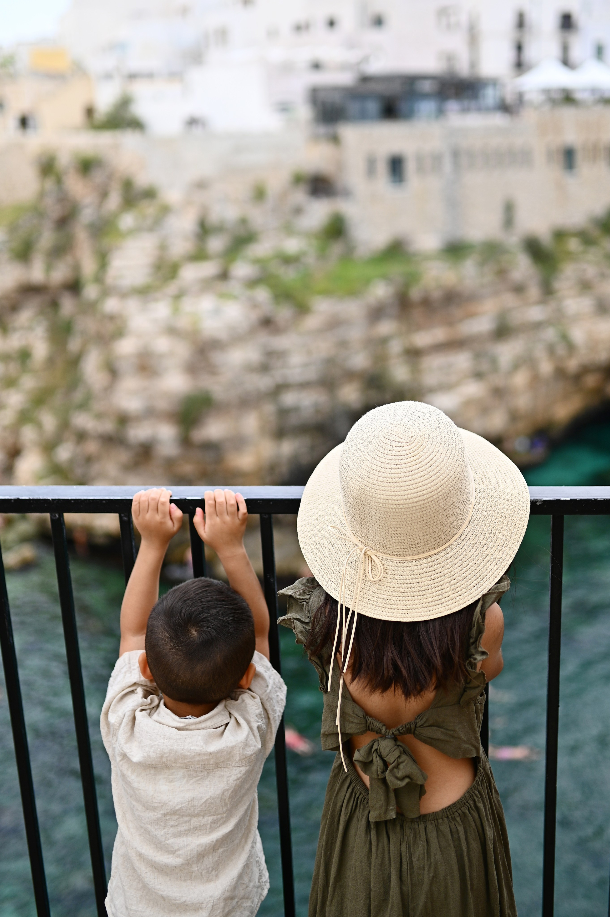 Family Photoshoot in Monopoli with Aiza and Jamie. Fotografa in Puglia e Roma — Servizi fotografici romantici in Italia