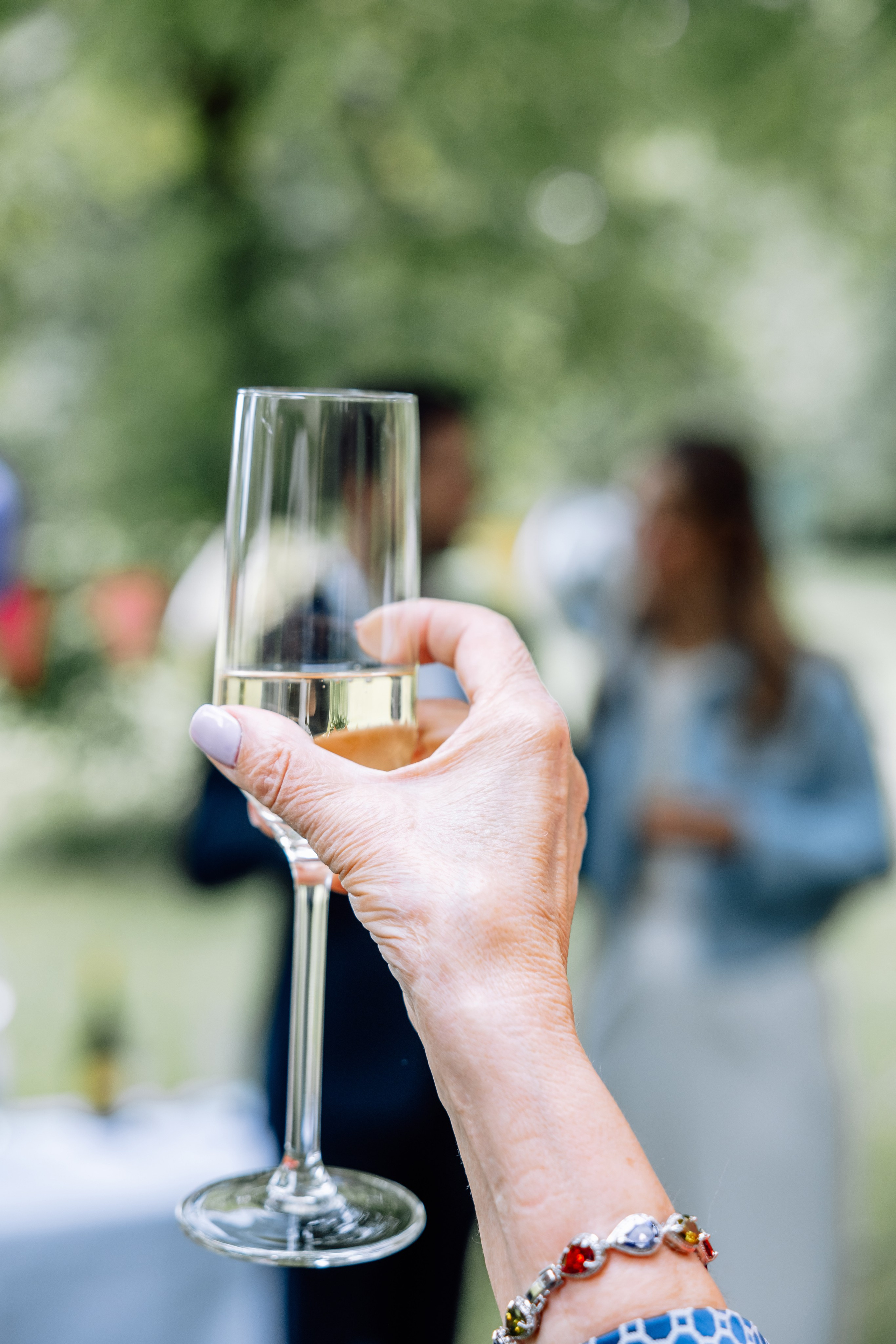 Brautpaar stößt mit Sektgläsern an – Feier nach Trauung Mandlstraße 14