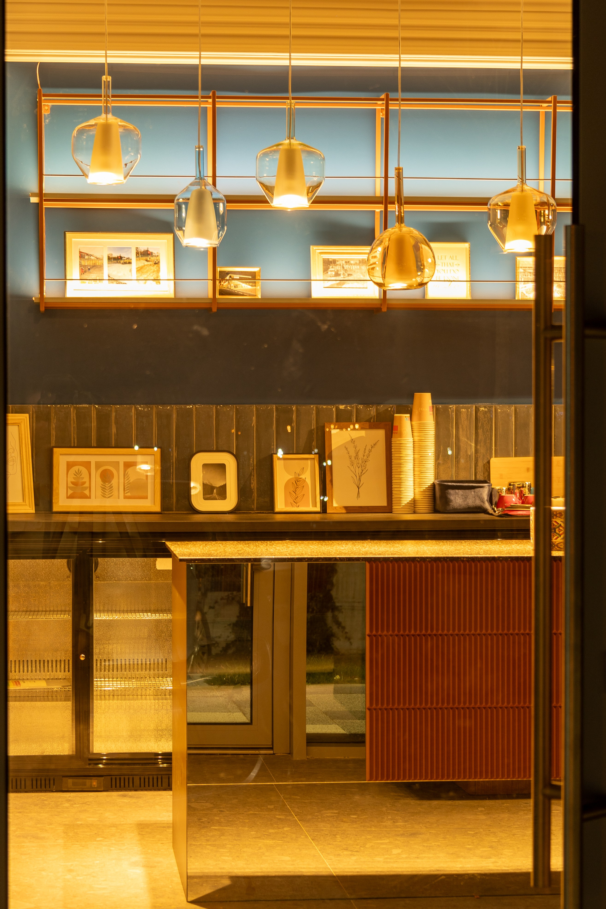 Cafenea “Monte Carlo” Buhuși. Fotograf. Lucrez cu oameni, produse și spații. Portret și fotografie creativă. Bacău, România. Lidia Savinoiu