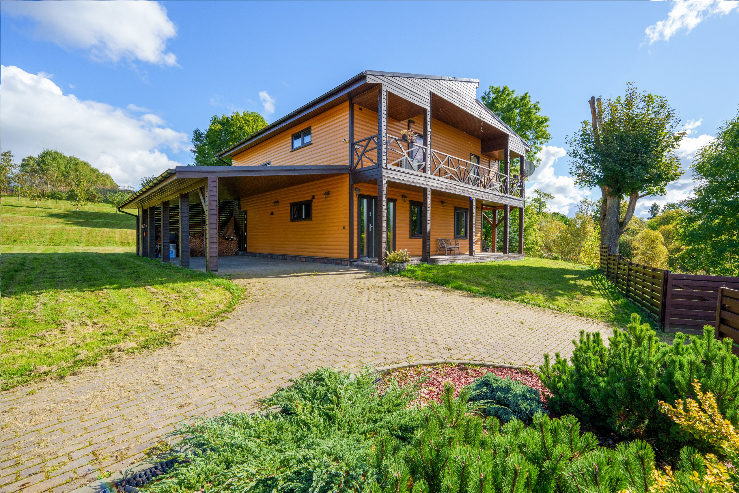 Sadyba Vinliaus r. prie ežero. Elina Sapiega fotografė Vilniuje