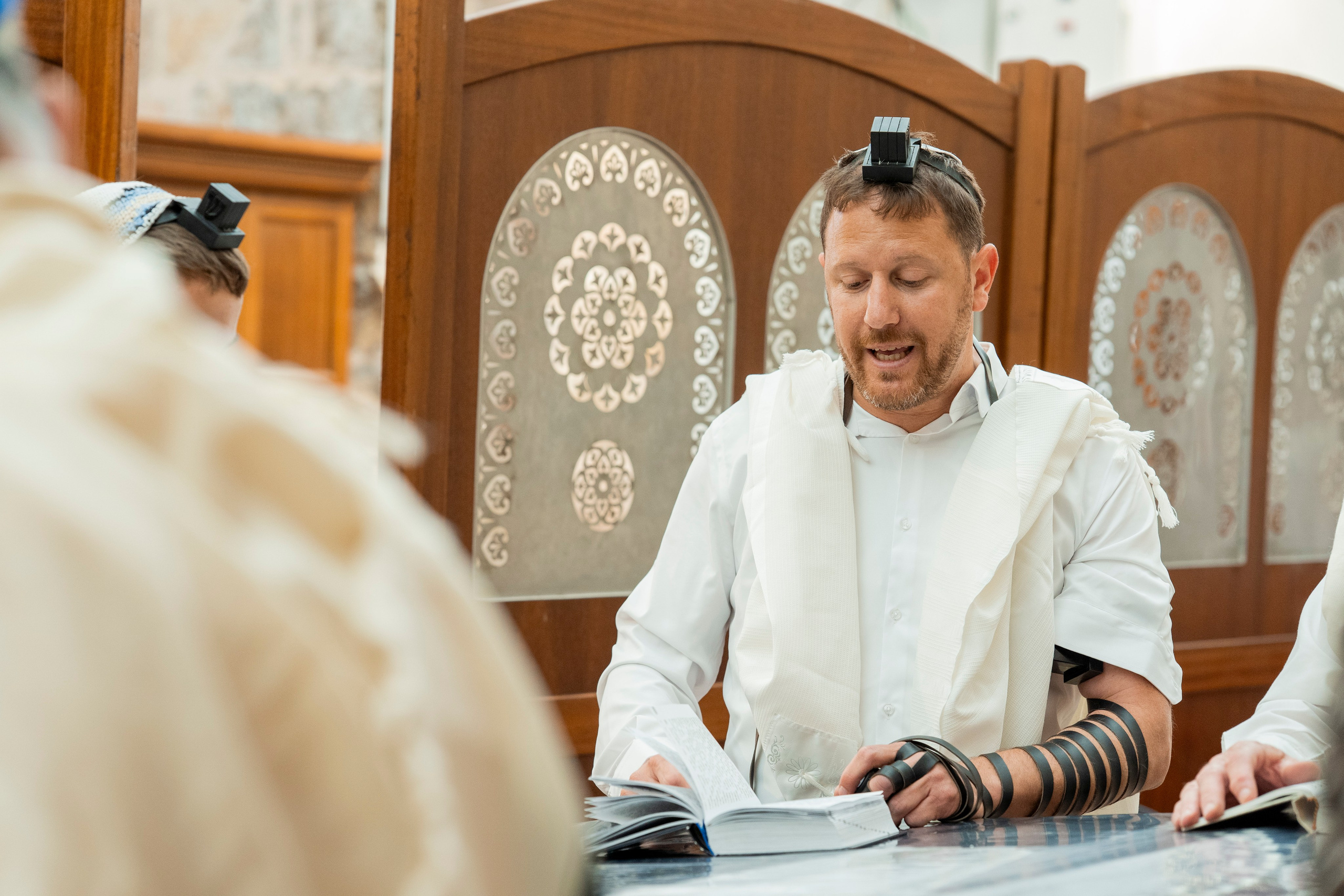 הנחת התפילין רפאל לוי. יוסף מזרחי צילום חתונה, ברית וזוגיות. צלם מקצועי שאוהב להוציא אתכם הכי יפים ברגעים הכי מרגשים