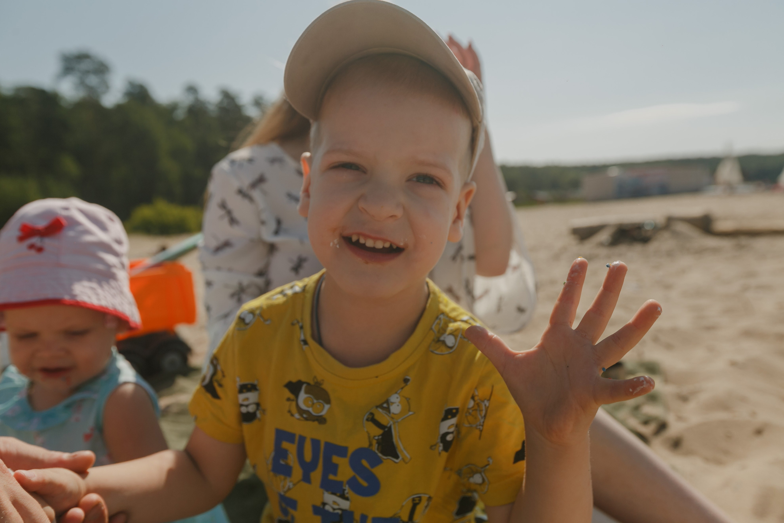 Familia volando una cometa en el lago y comiendo donas. Fotógrafo de retrato, familia y reportajes en Valencia | España | Europa Vitalii Lumier