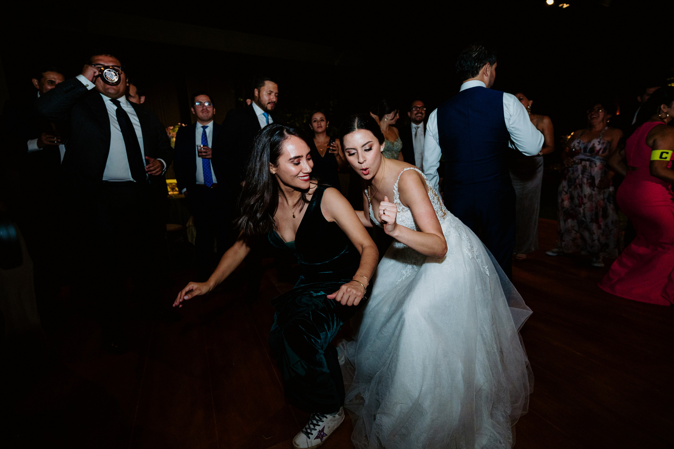 Un vistazo a la fiesta. Fotógrafo de Bodas en Lima | Ronhy Altamirano. Fotografía narrativa y cinematográfica para bodas, quinceañeras y eventos exclusivos