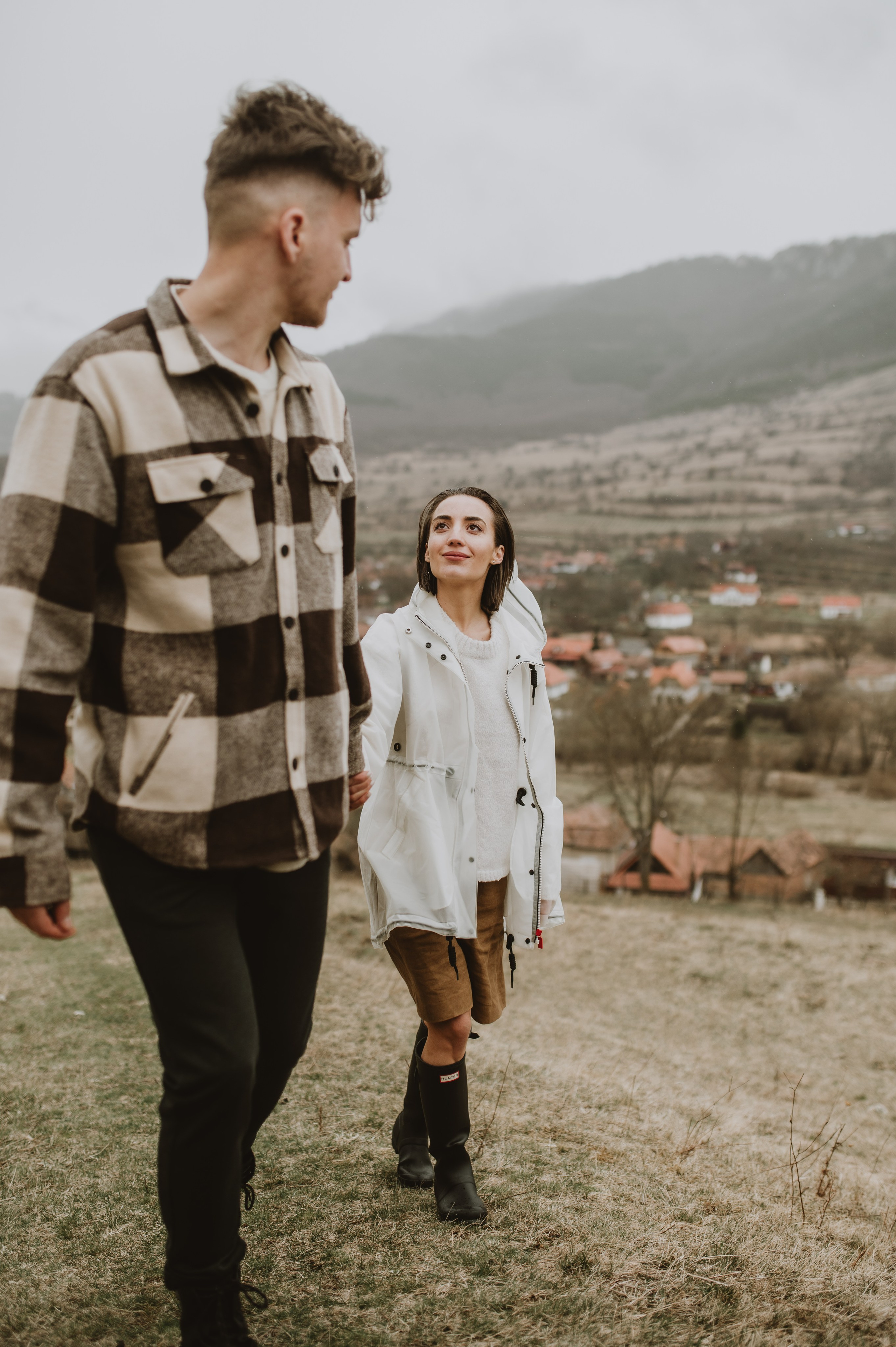 Sedinta foto de cuplu in munti, sedinta save the date pe munte. Proud Vision Weddings | Wedding Photography & Film — Servicii profesionale Foto Video Nunta Iasi