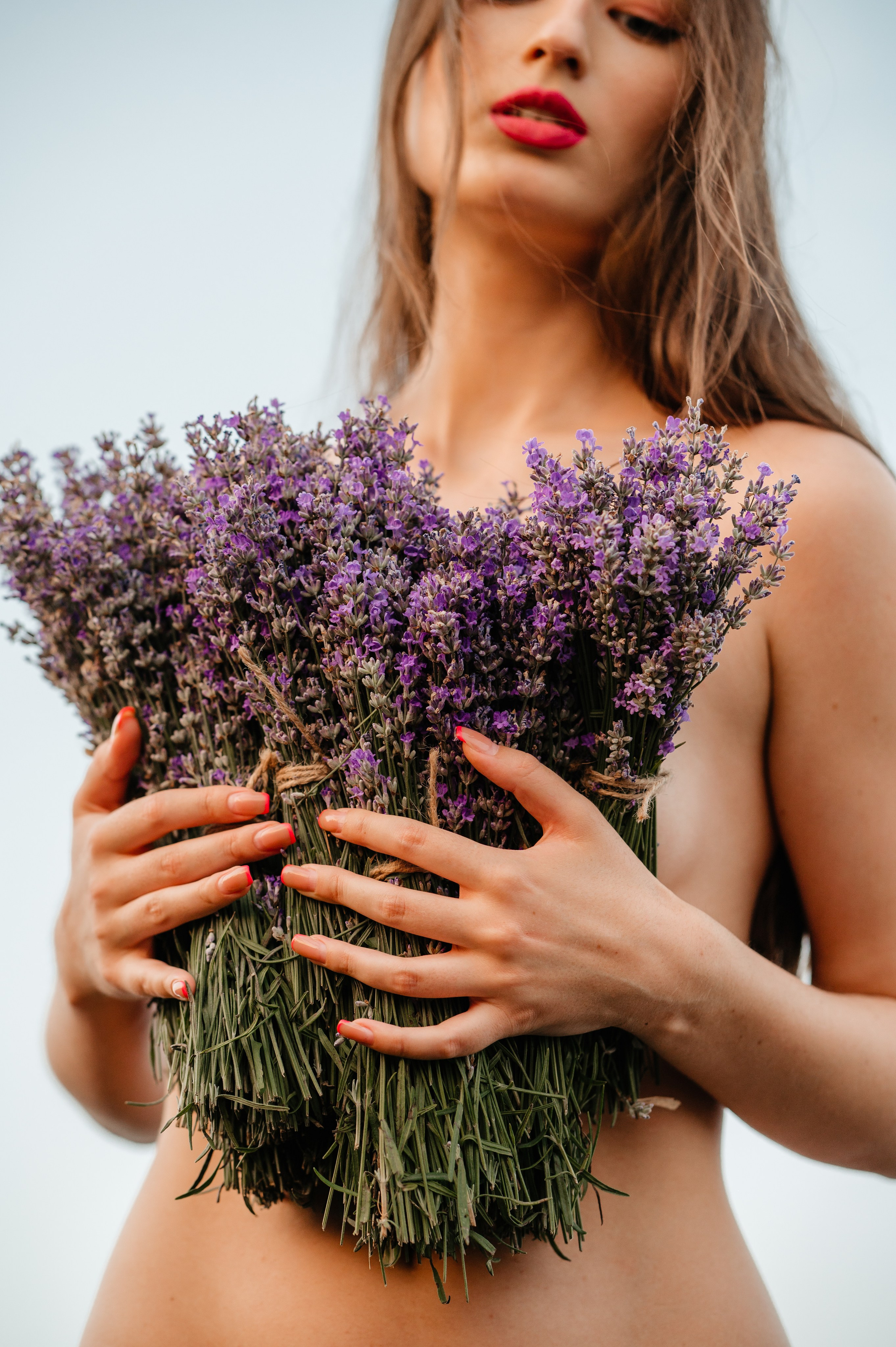 Sedinta foto in lanul de lavanda. Proud Vision Weddings | Wedding Photography & Film — Servicii profesionale Foto Video Nunta Iasi