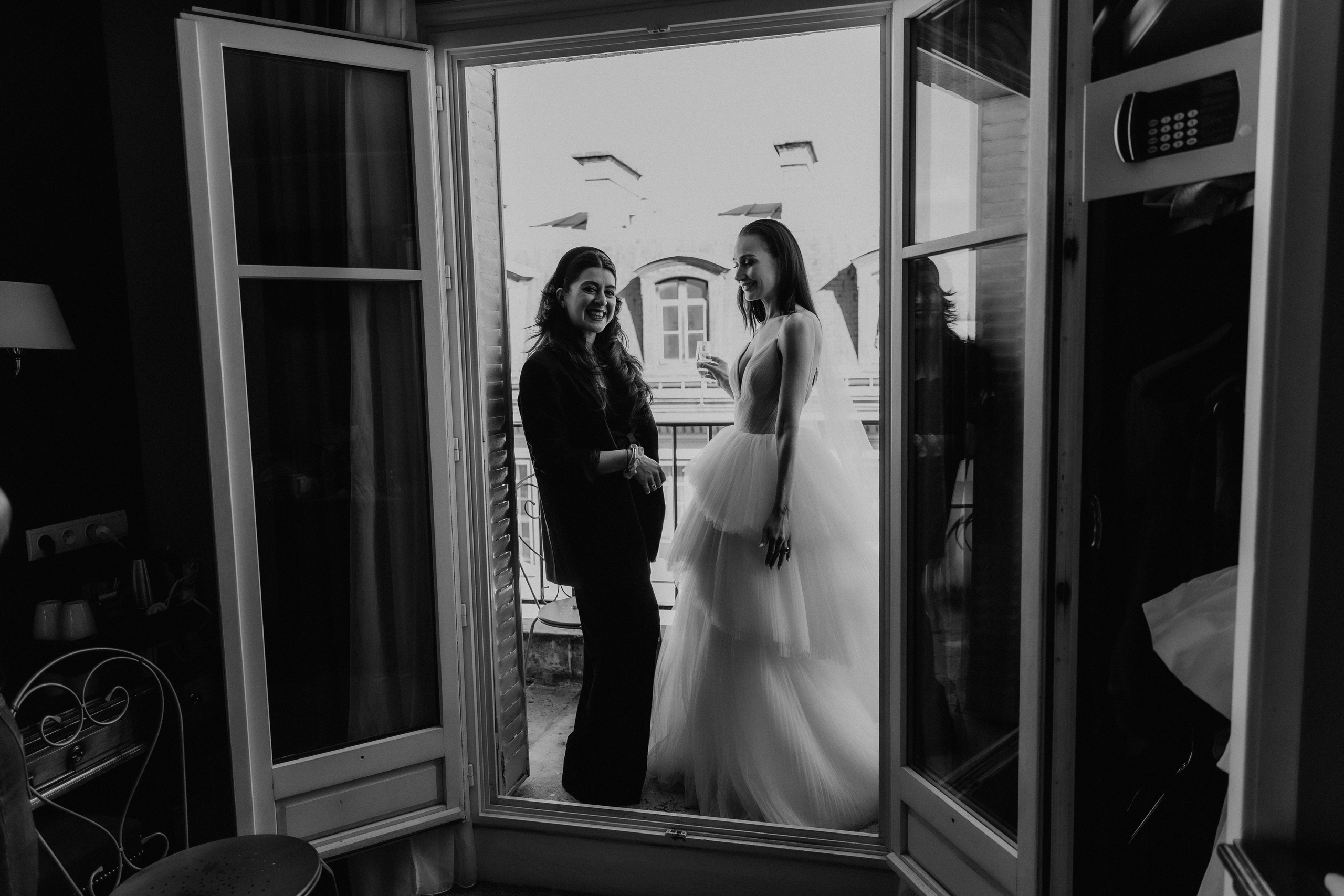 Suzi & Alex | Paris Wedding with a Vintage Car. Paris Wedding Photographer