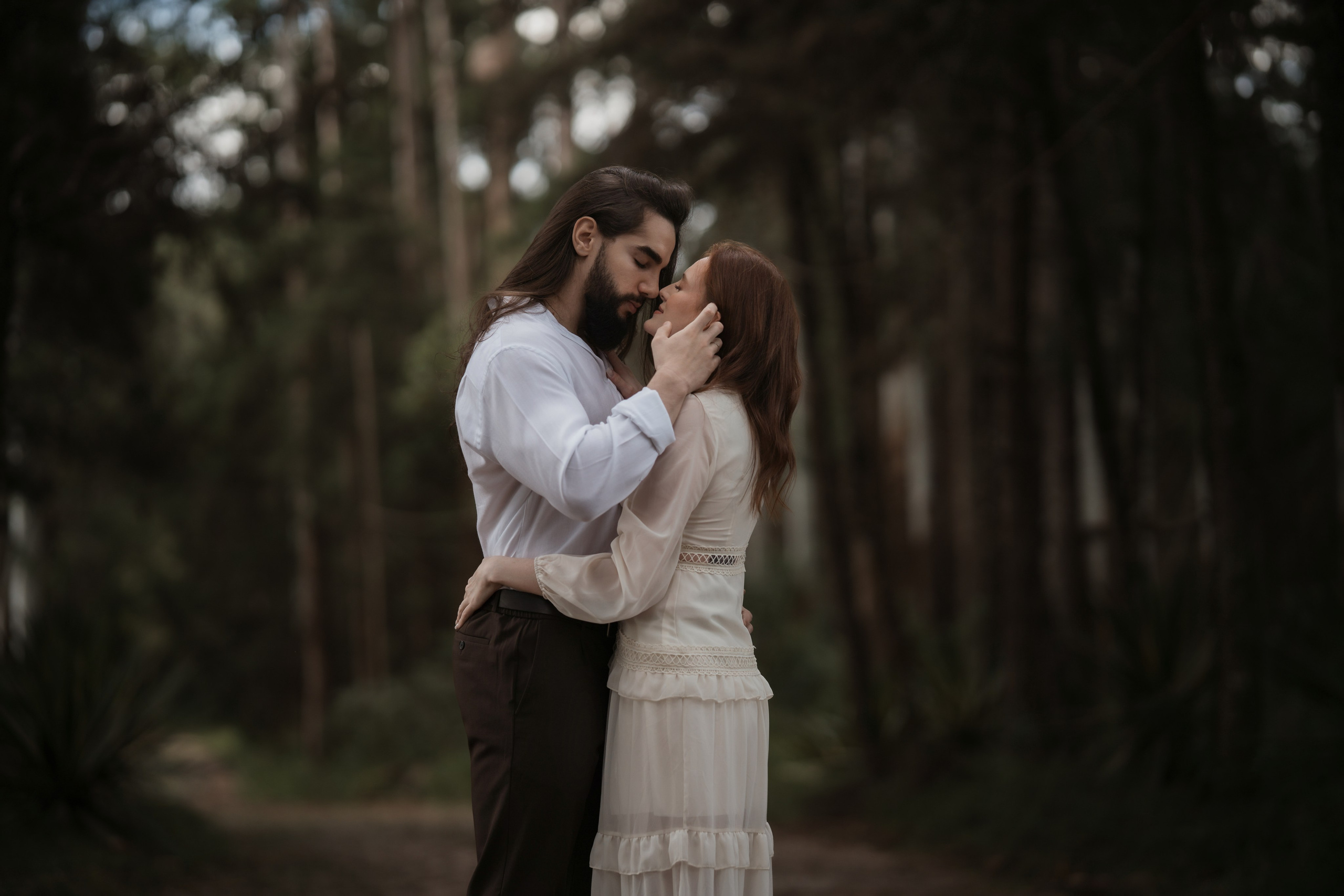 Pré-Wedding no Vila Relicário: Inspirações para Fotos de Casal ao Ar Livre. Edu e Josi Fotografia de Casamento em Belo Horizonte | Fotos Naturais