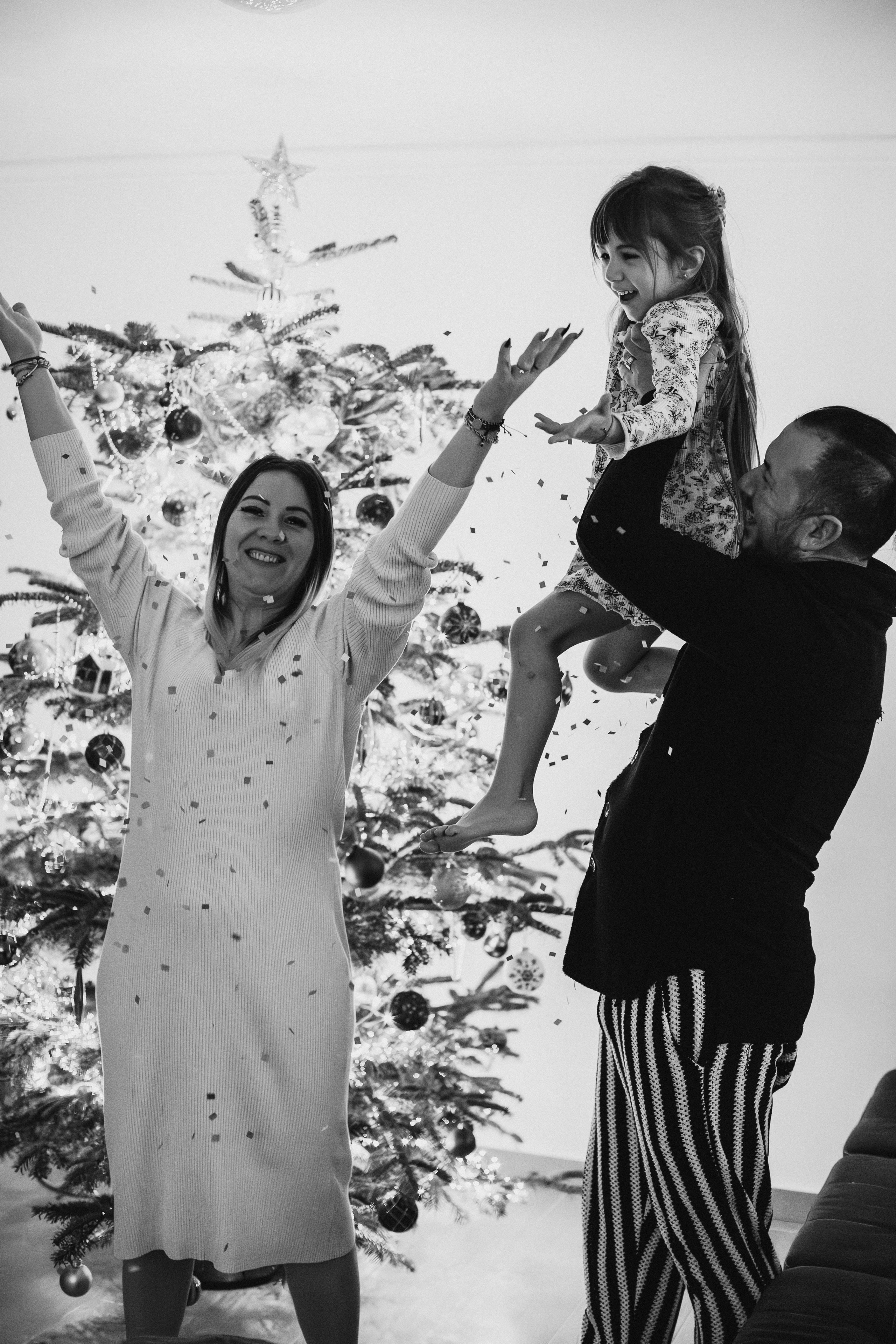 Ședință foto de Crăciun acasă, Amara și Ionuț. Fotograf de familie în Oradea Katsiaryna Ciortan