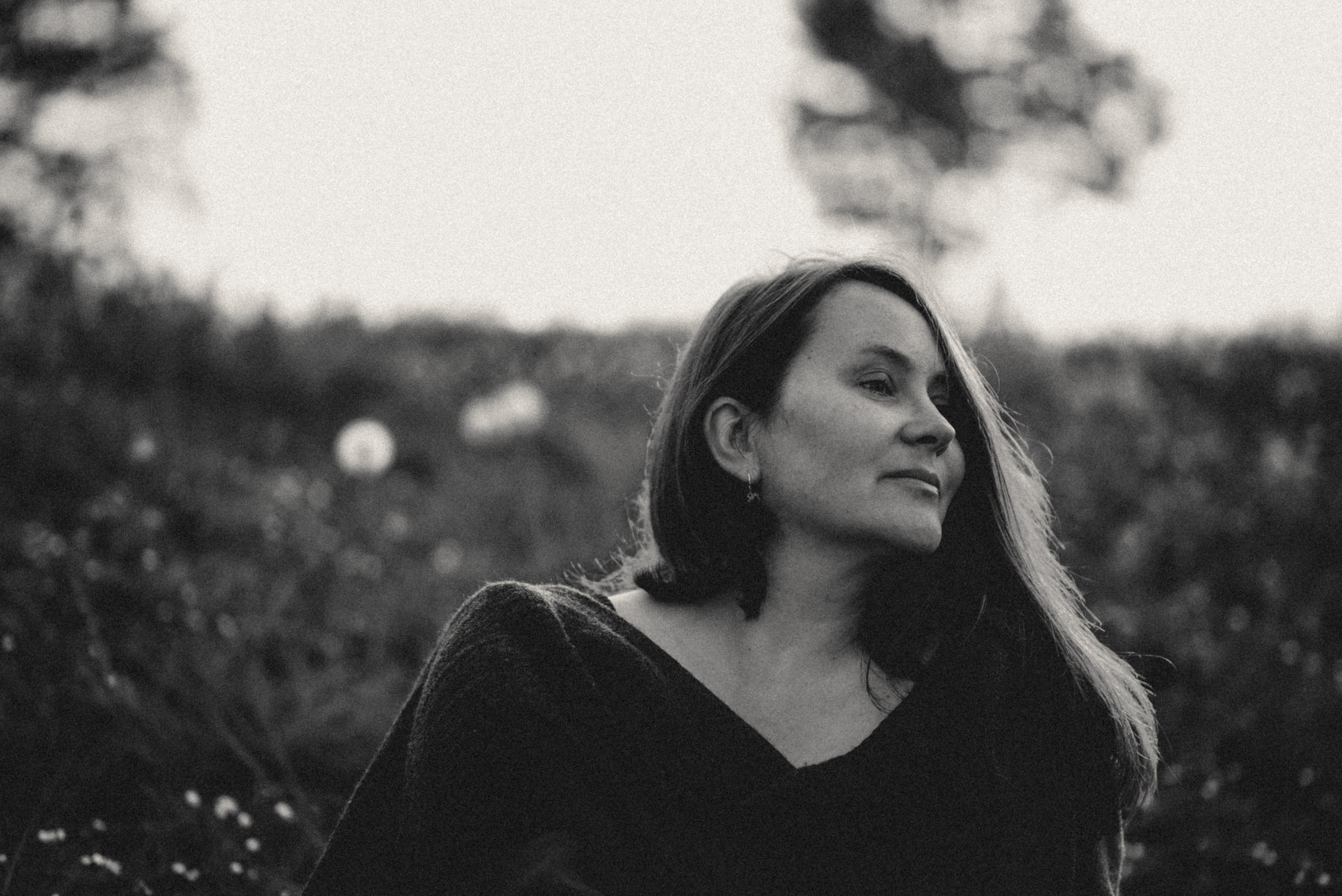 Fotoshooting eineр Geigerin beim Spielen im Freien. Schwarz-weiß Fotografie in Münster. Fotografin Viktoria Roschen