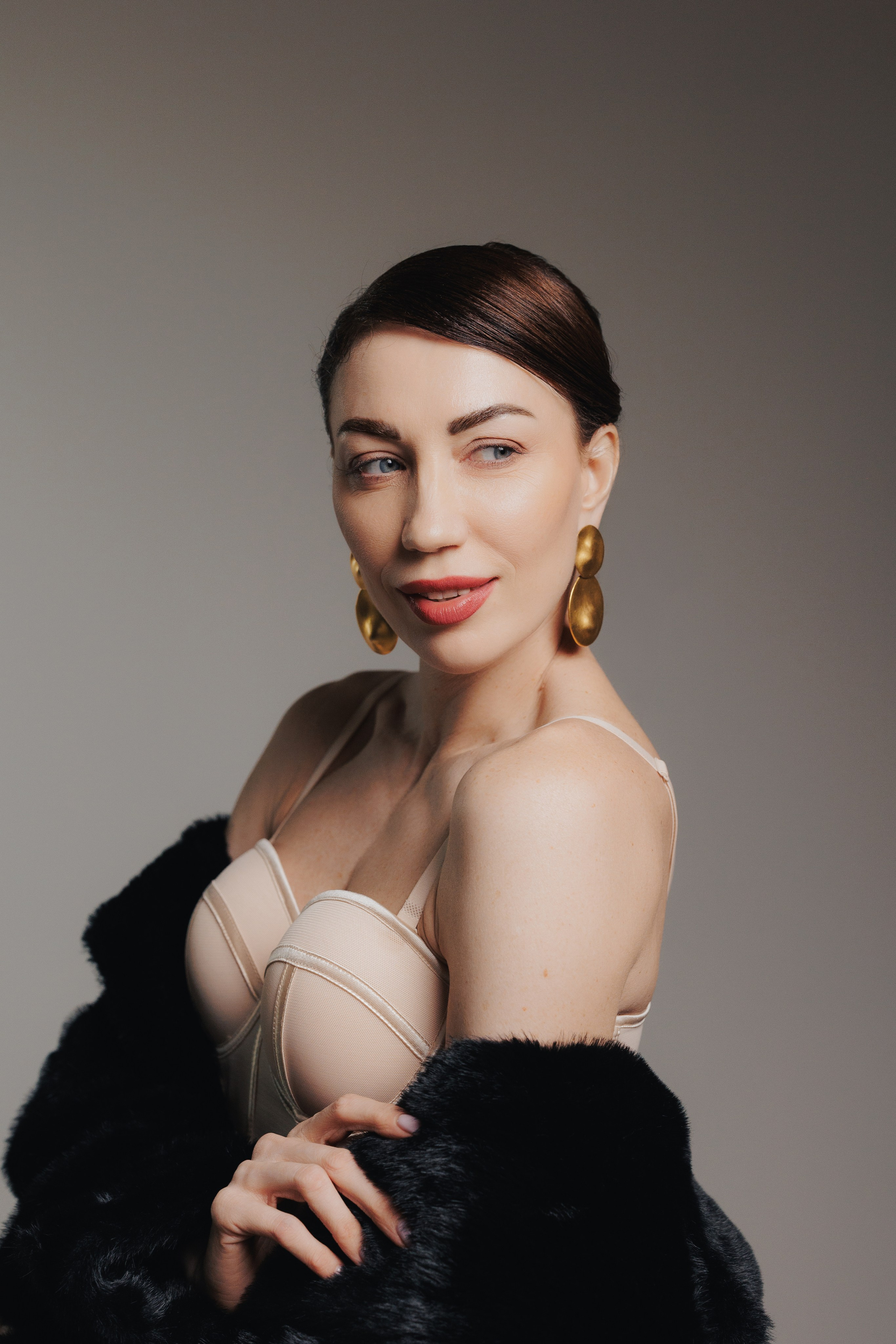 Artistic editorial portrait of a woman in a black fur coat with elegant posture and minimalist background, photographed in Leipzig, Germany. Художественный редакционный портрет девушки в чёрной шубе с элегантной осанкой на минималистичном фоне, снятый в Лейпциге, Германия.
