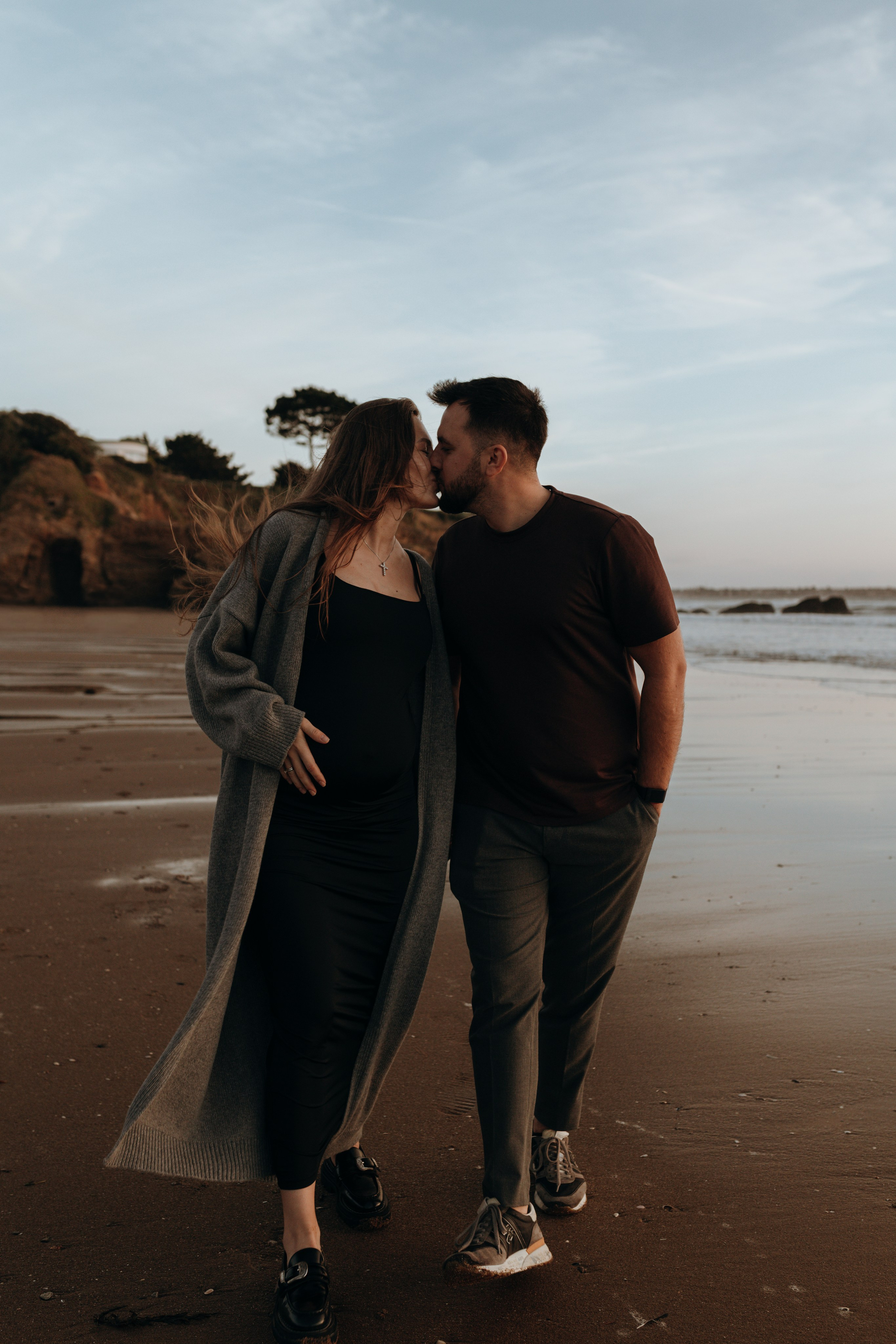 Sunset maternity photoshoot. Annah Louwagie — Lifestyle photographer for couples, families & brands | France & worldwide