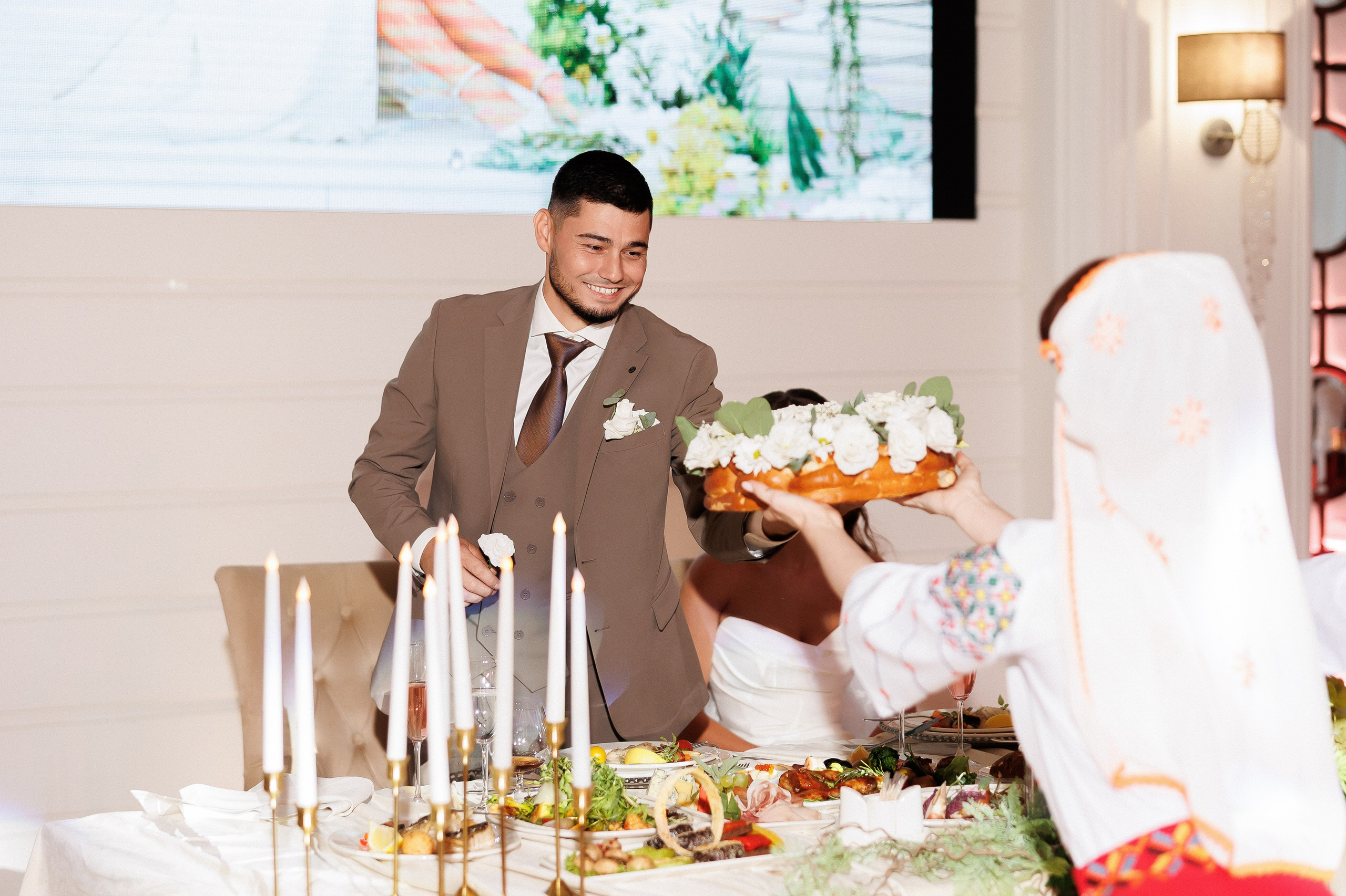 Eugen & Livia — Grand Elysee — Wedding Day. Servicii Foto și Video 067188353