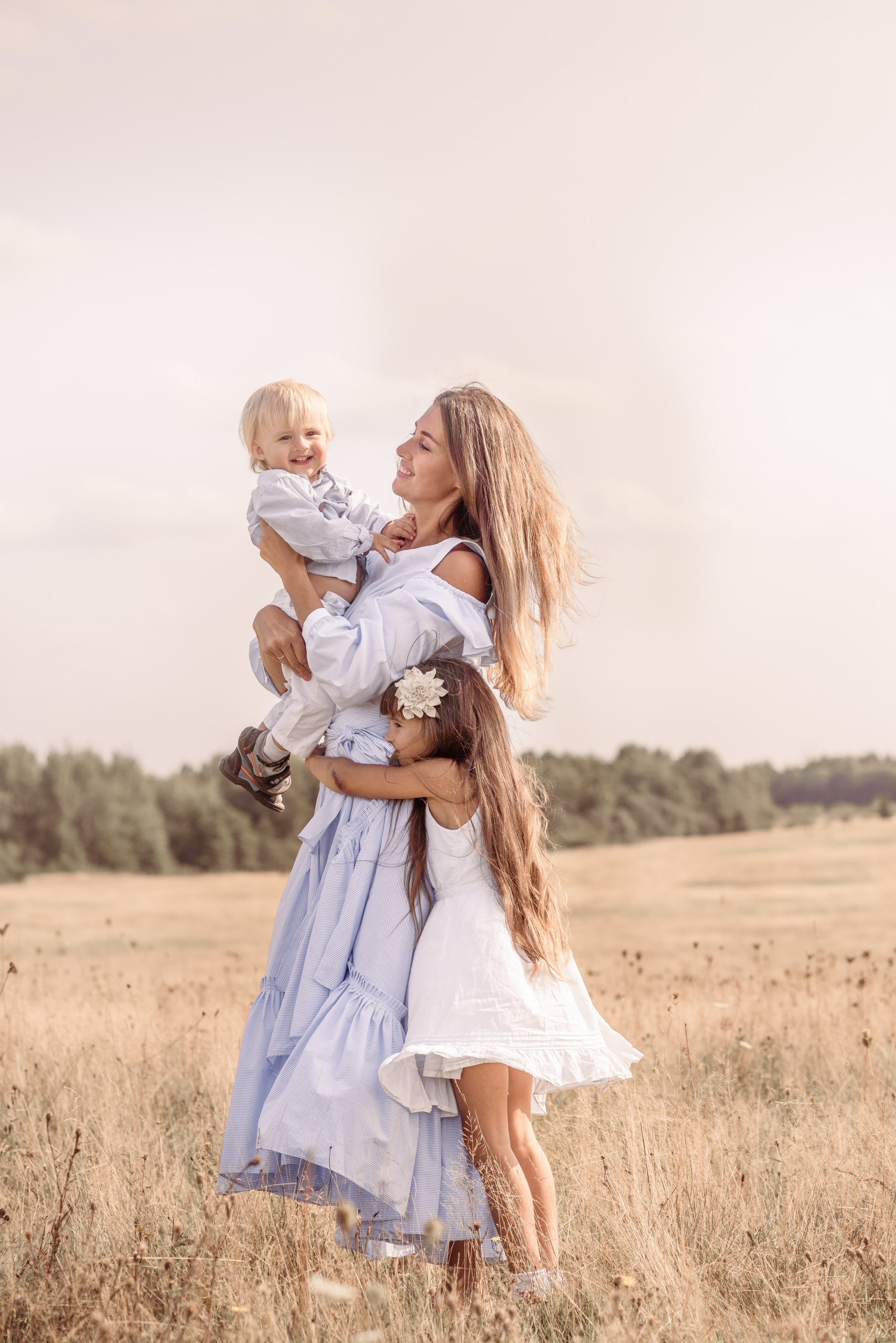 Entdecken Sie eine professionelle Familienfotoserie im Freien. Natürliche Posen, warme Farben und authentische Momente für moderne Familienfotografie.