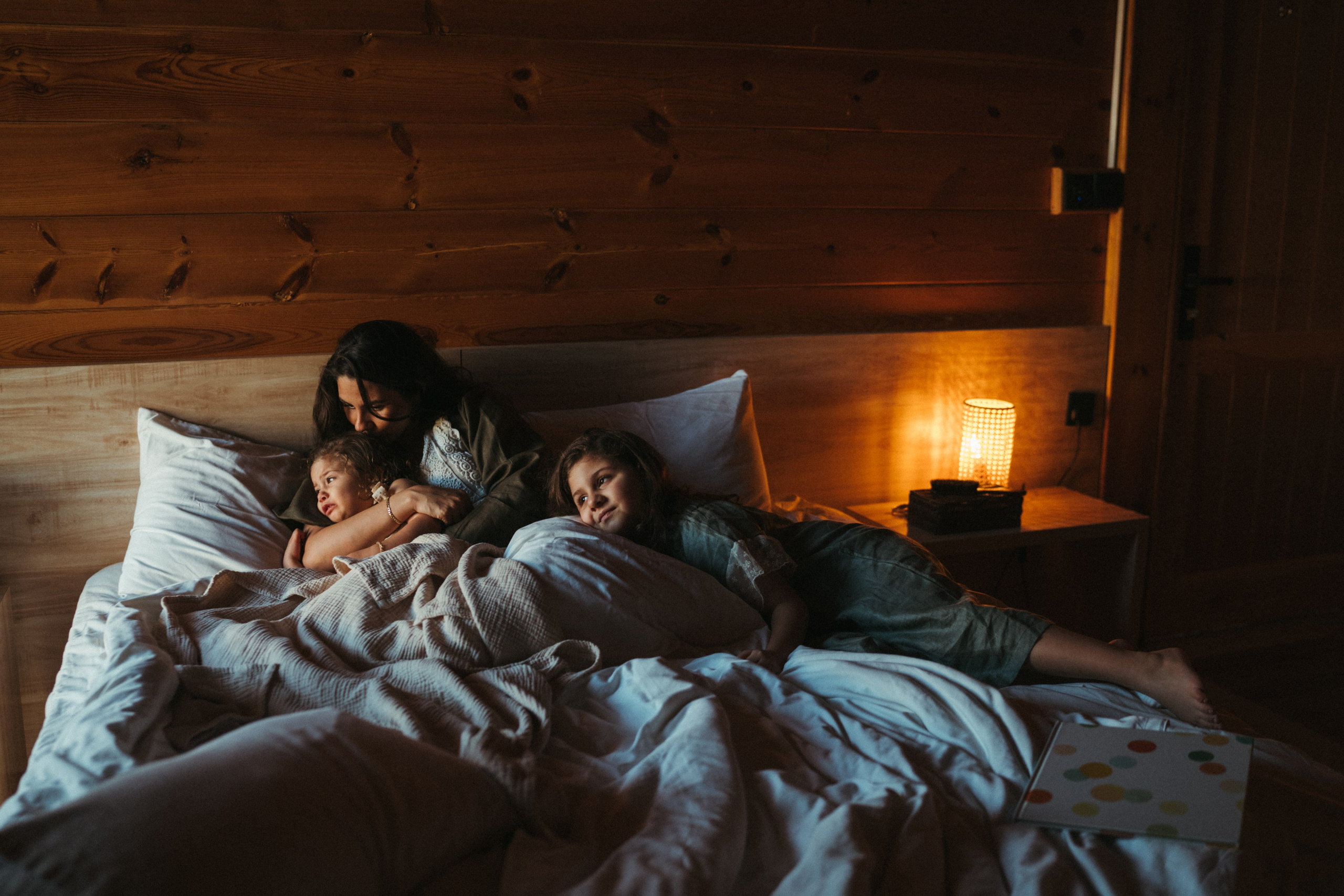 Amnah with daughters. Family photographer in Saudi Arabia