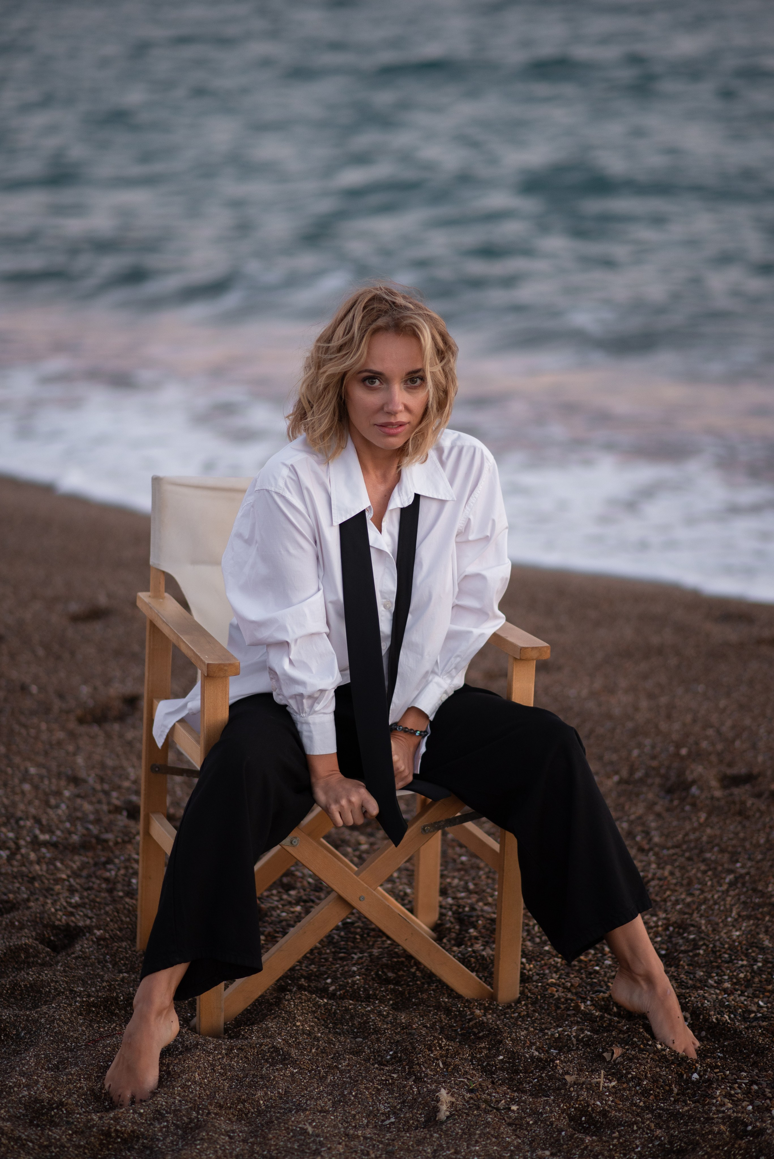 Lifestyle сьемка на стуле у побережья Анталии