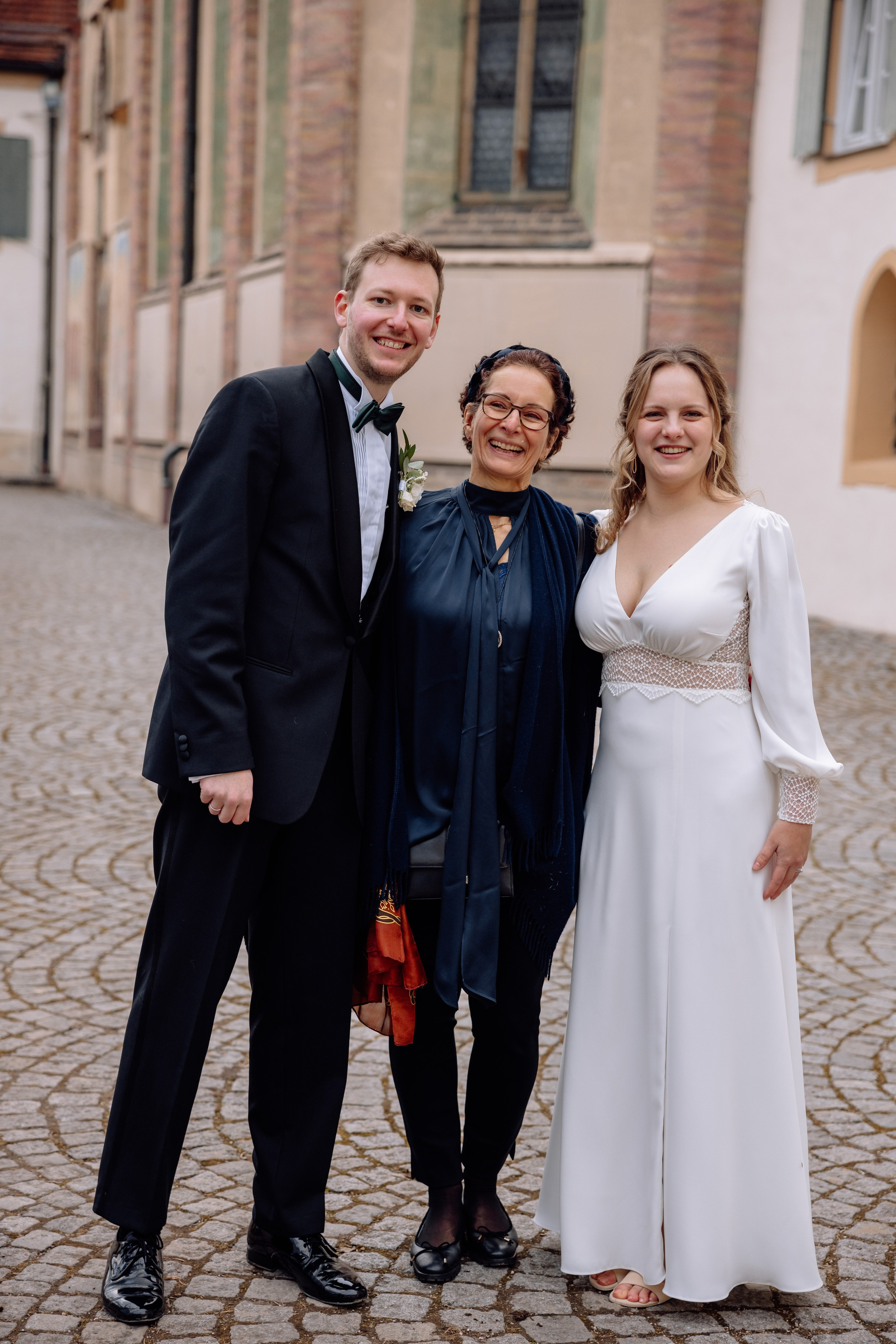 Braut, ihre Mutter und Bräutigam im Innenhof