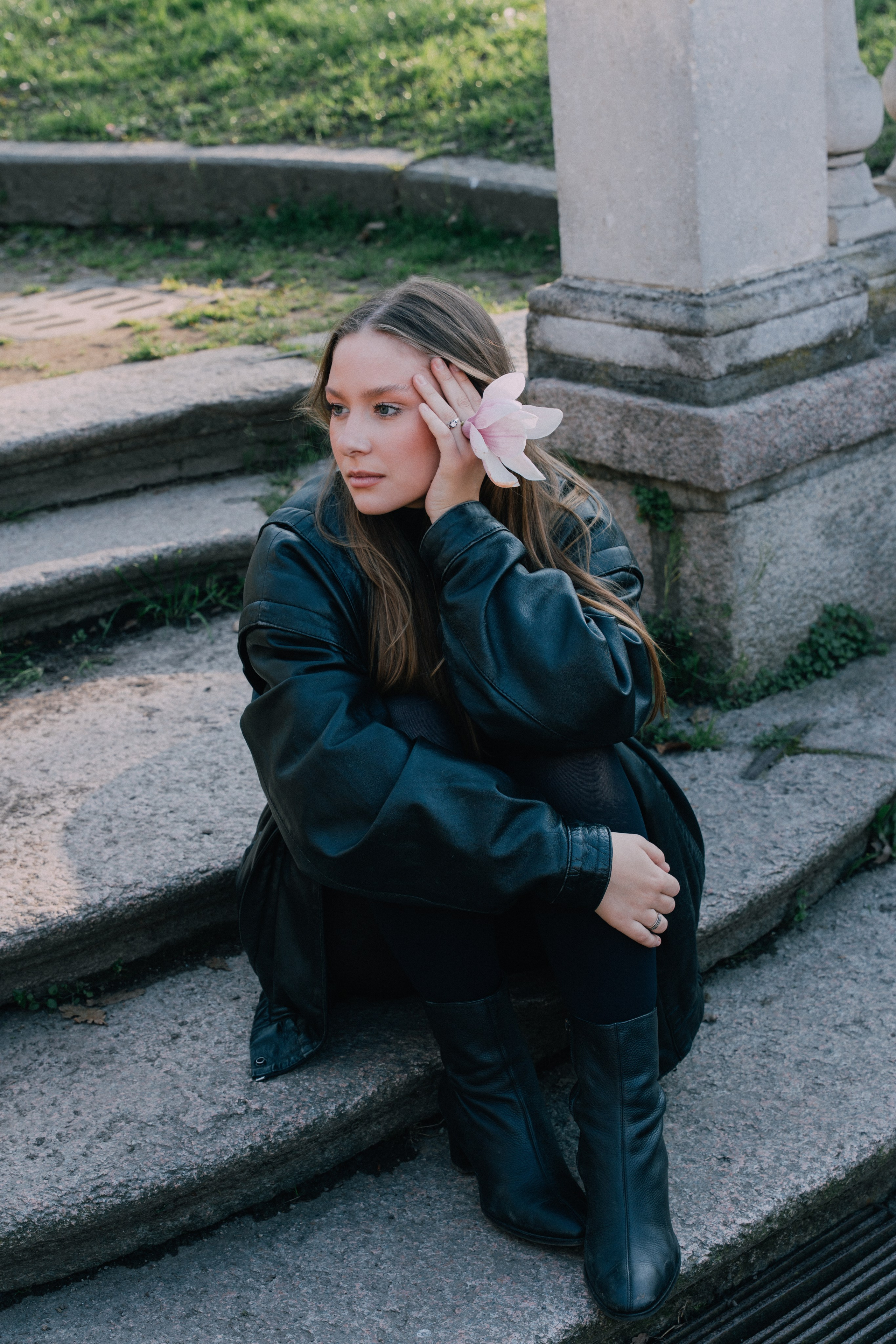 девушка с магнолией в Милане