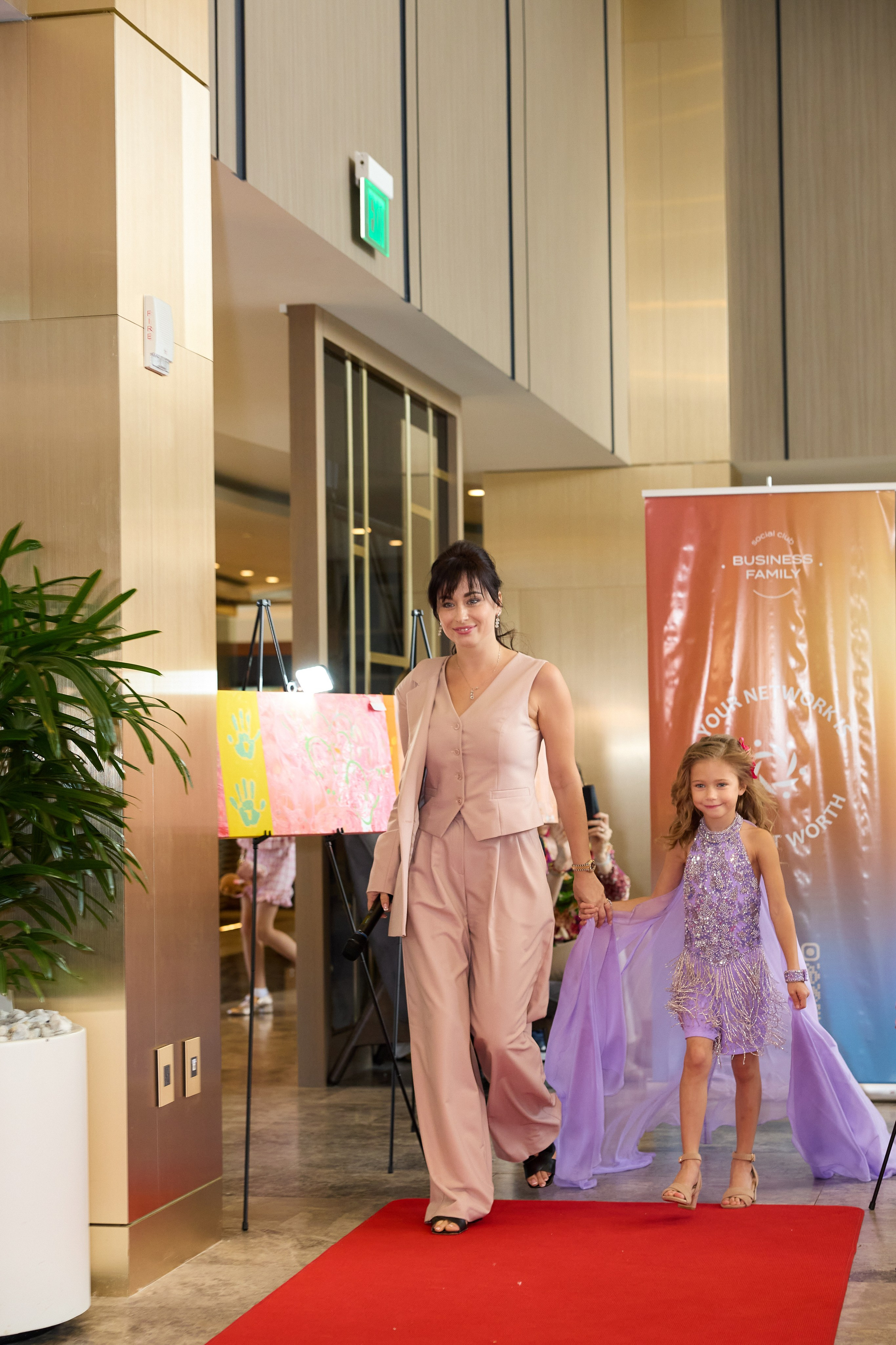 Авторская благотворительная художественная выставка Дианы Бортник. Фотограф Юлия Маковеева