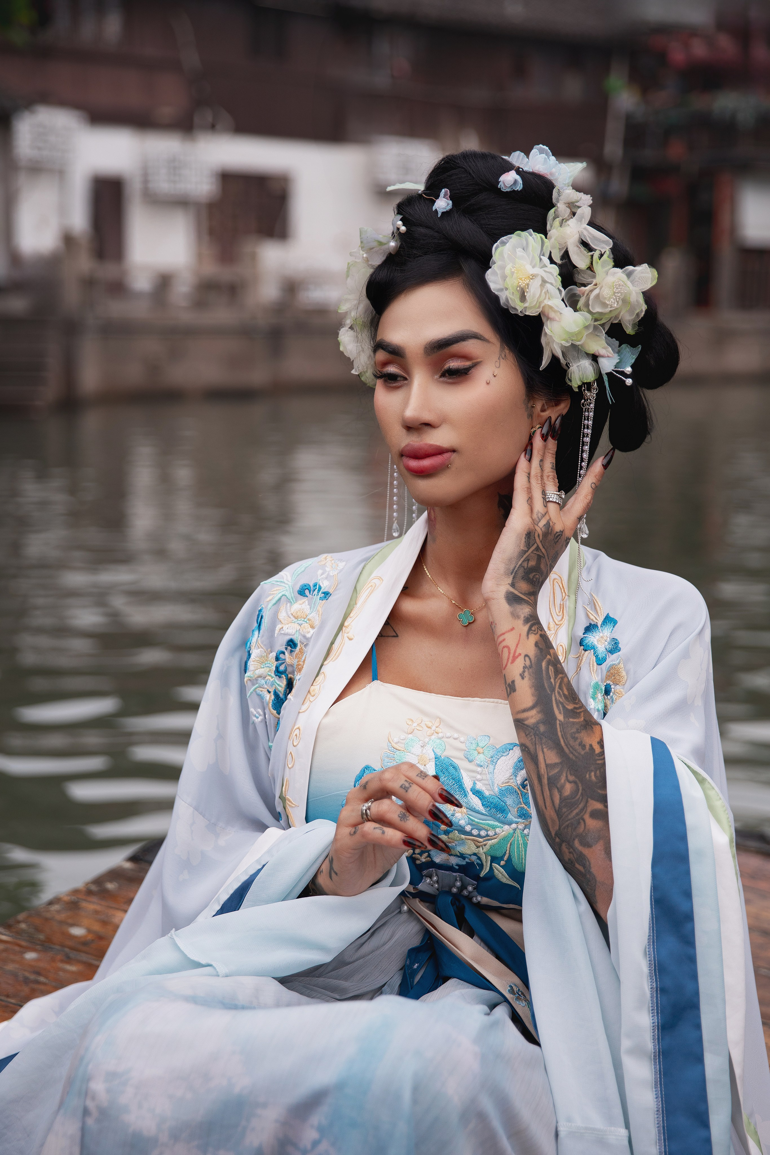 фотосессия в традиционной водной деревне - китайской Венеции - Чжуцзяцзяо. Катание на лодочке по водным каналам.