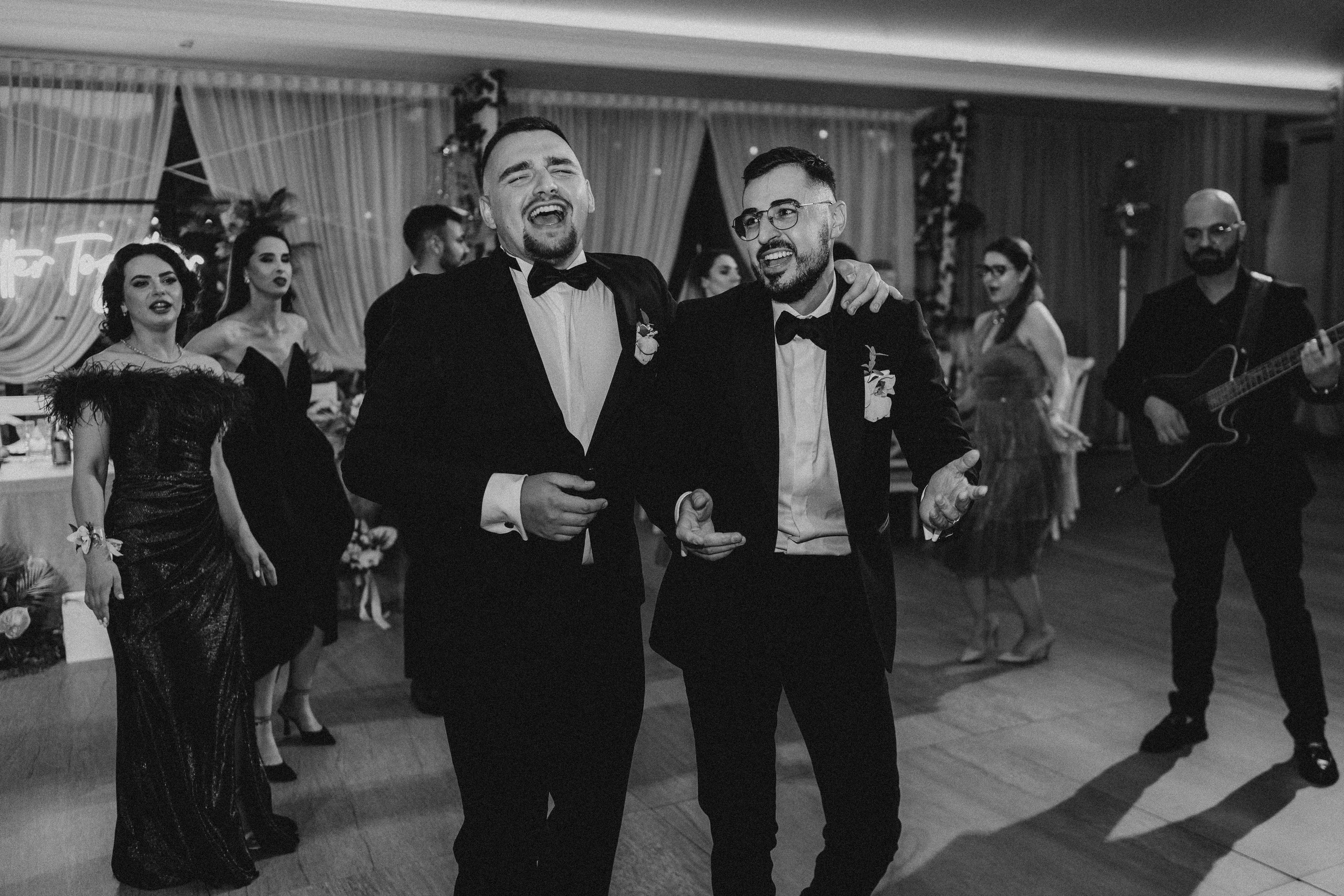 Cununie civila in aer liber , artificii de zi colorate , decor nunta , nunta la Hotel Traian. Proud Vision Weddings | Wedding Photography & Film — Servicii profesionale Foto Video Nunta Iasi