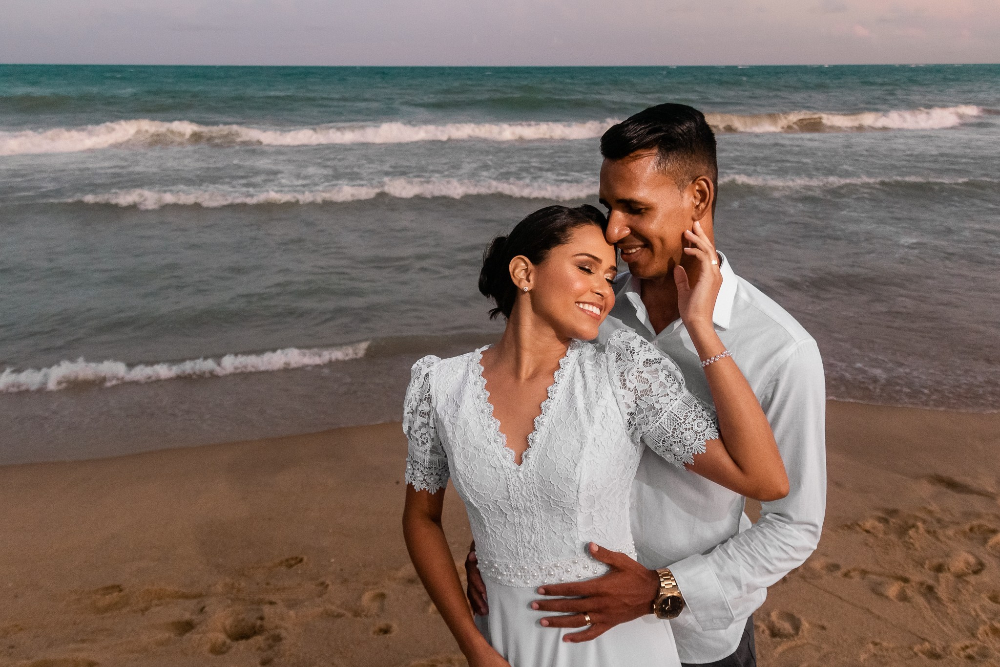 Ensaio de casal na praia, pedido de noivado, pedido de casamento - cerimônia - casamento diurno