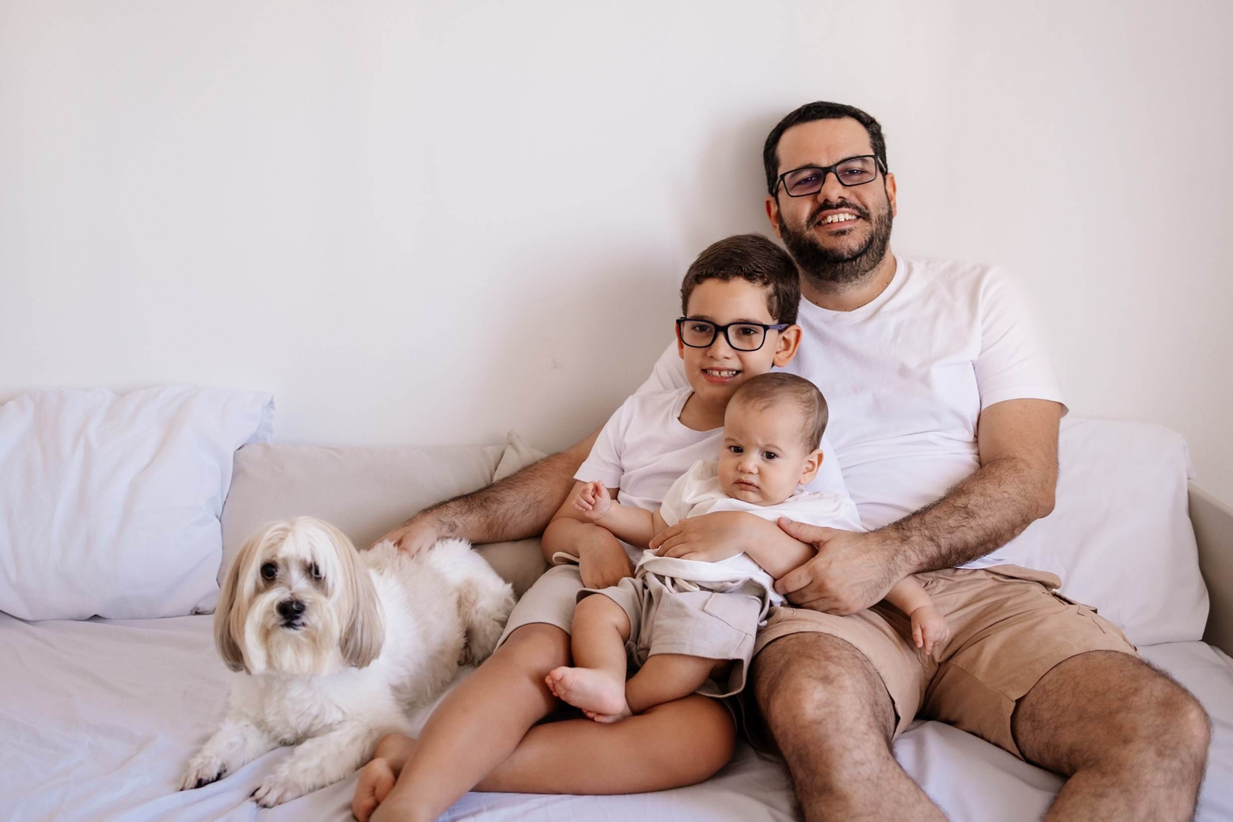 Família junta em casa durante ensaio com bebê de 6 meses.