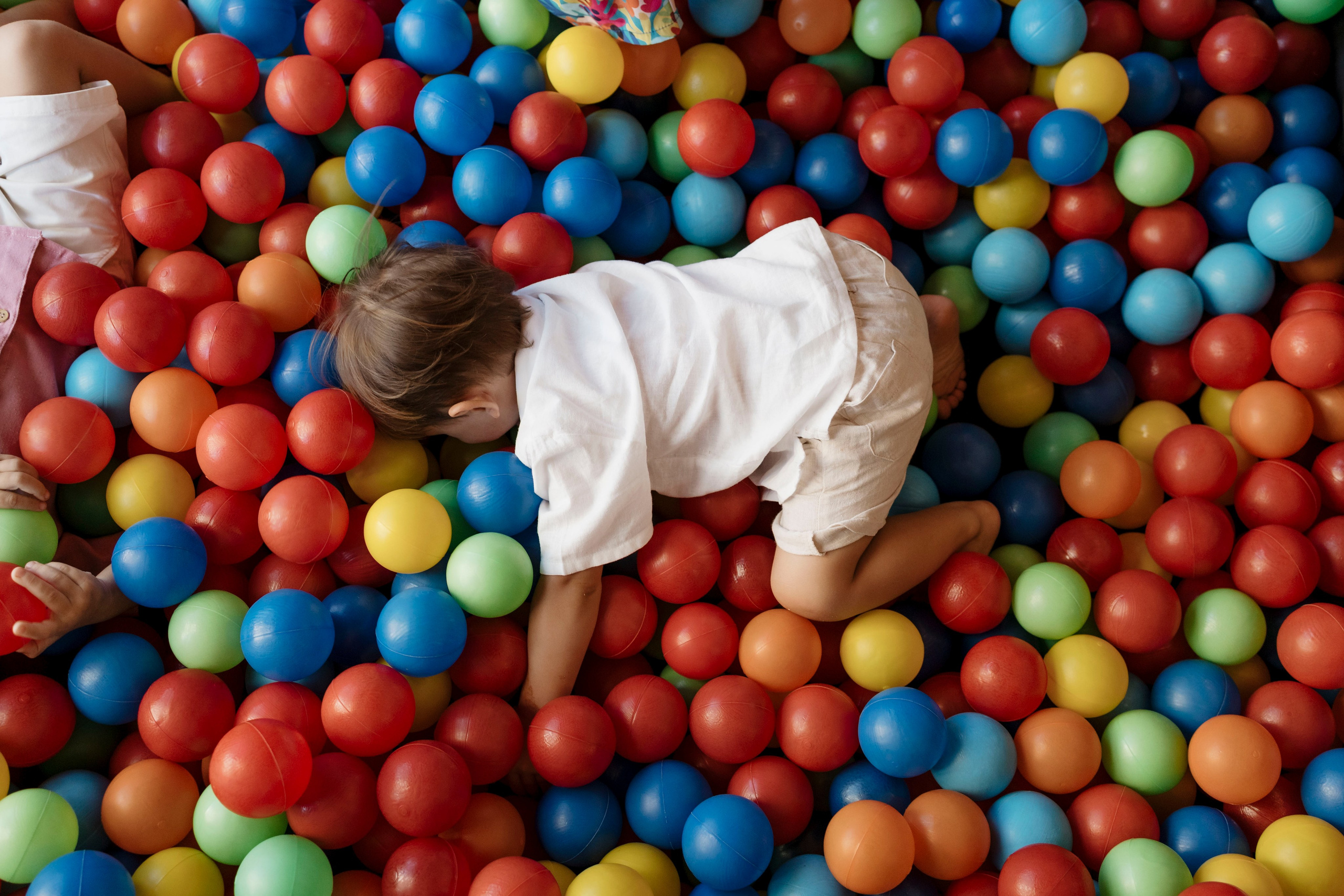 Brincadeira em piscina de bolinhas em festa de 2 anos