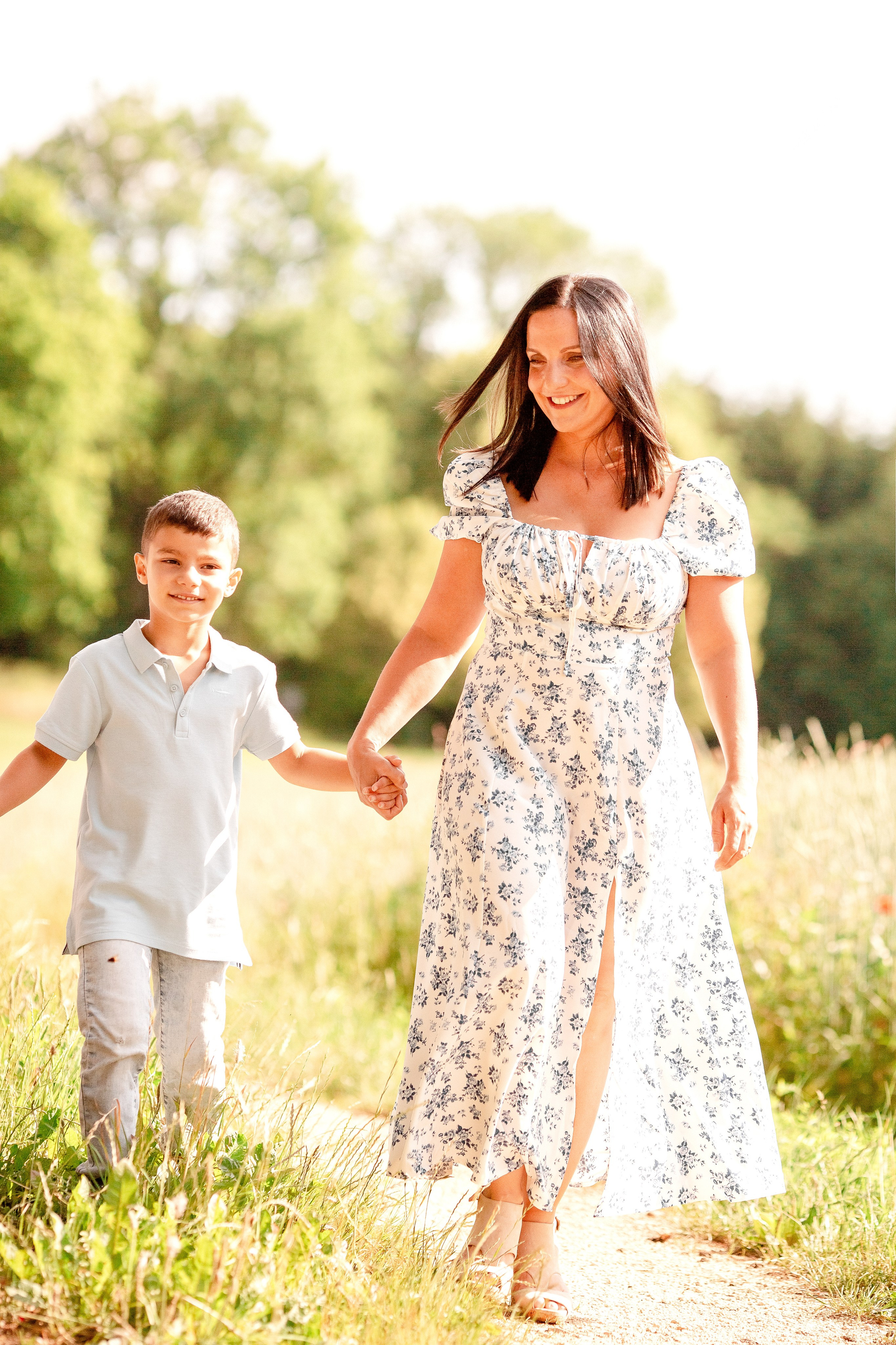 Natürliche Familienbilder am Sommer. Professionele fotografin in Münsingen Olesia Wegele