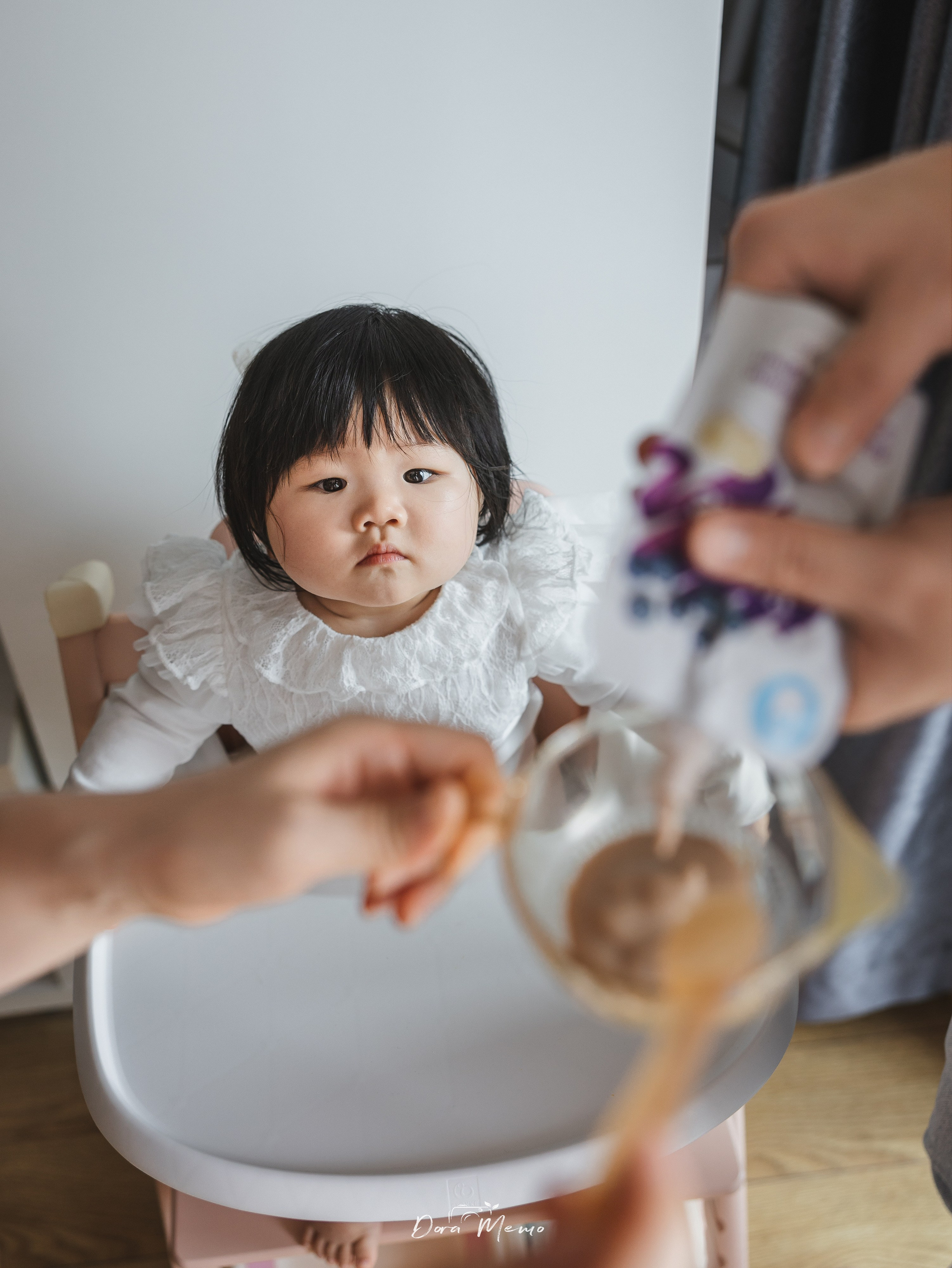 The Shanghai family photographer captured the process of the baby eating solid food.