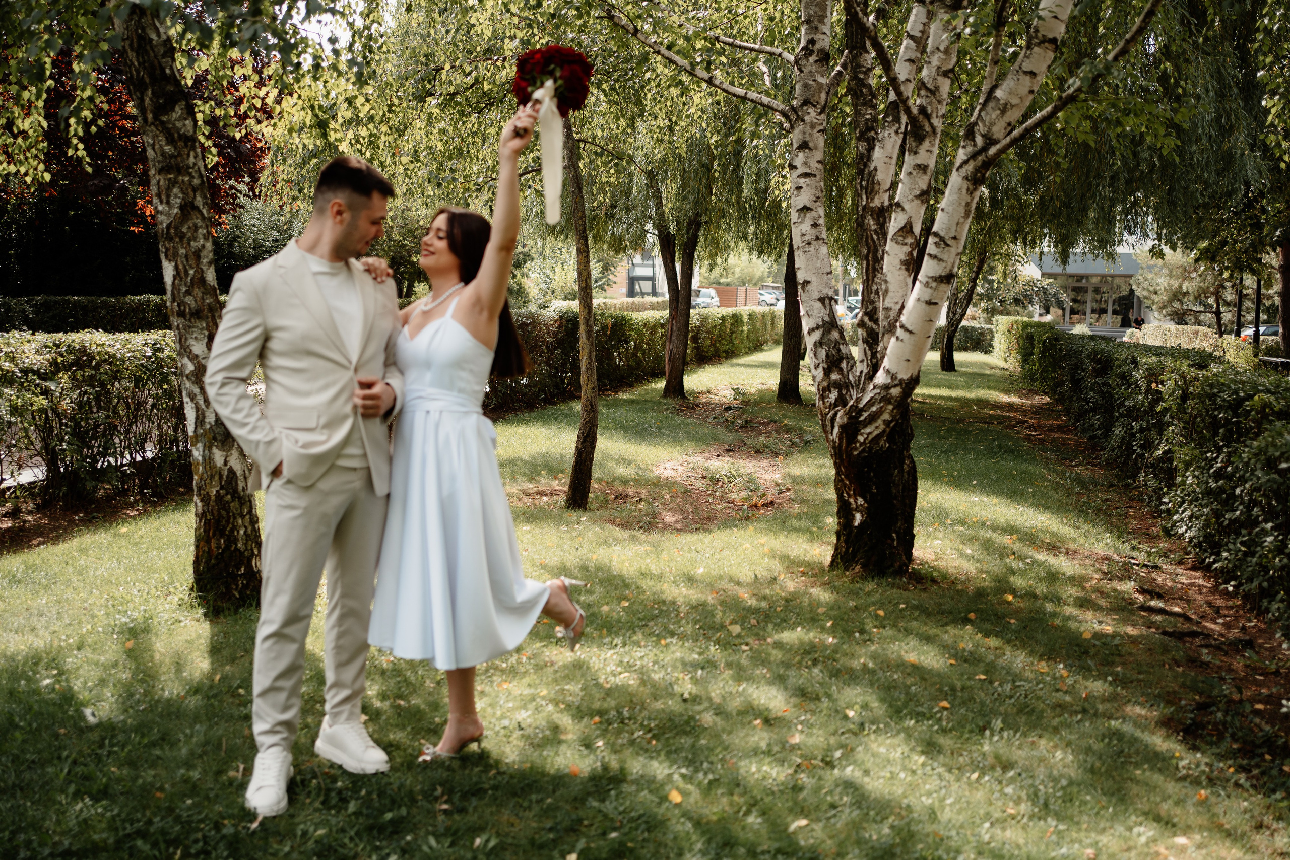Miri fericiți în fața oficiului stării civile din Ilfov, celebrând începutul unei noi vieți împreună. Fotografie de cununie civilă, capturând naturalețea și bucuria momentului special.