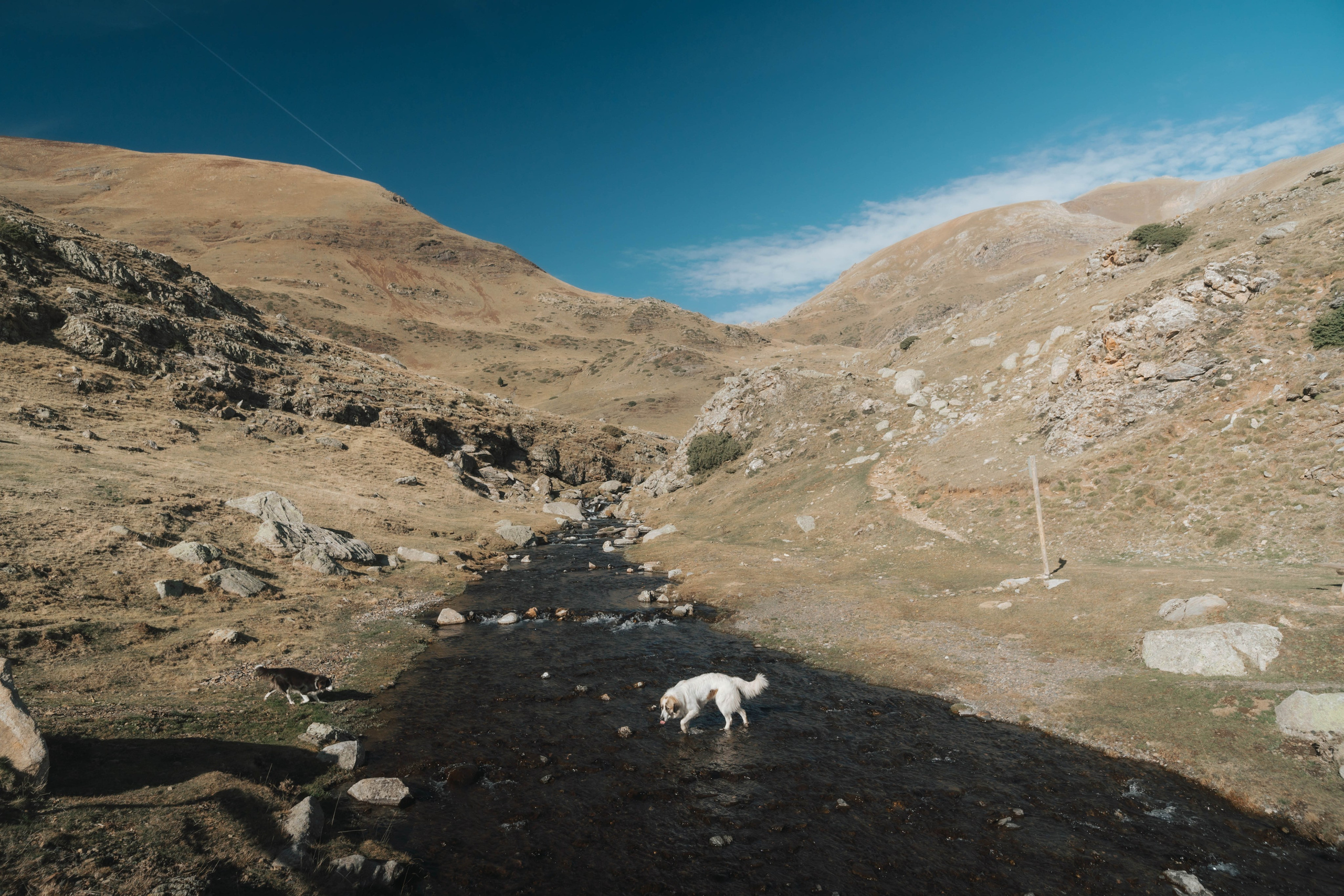 Salto de agua Mainera, Estación de esquí abandonada, Llesui. Alba del Norte Studio