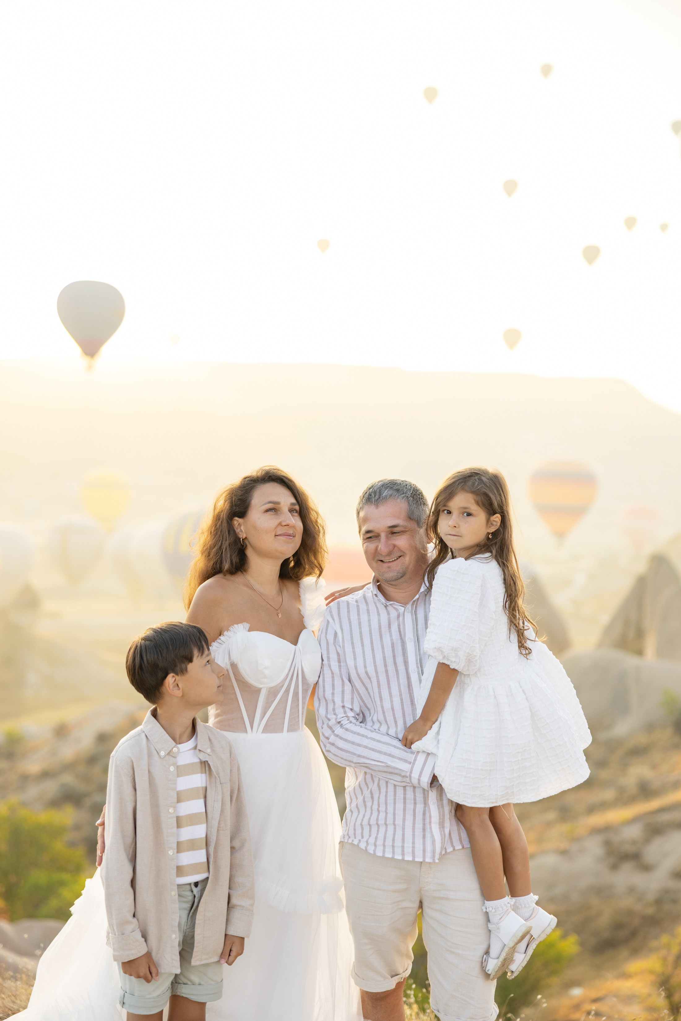 Family Photoshoot at Sunrise with Cappadocia’s Hot Air Balloons. Julia Ganch I Fashion Wedding Photography I Cappadocia Turkey