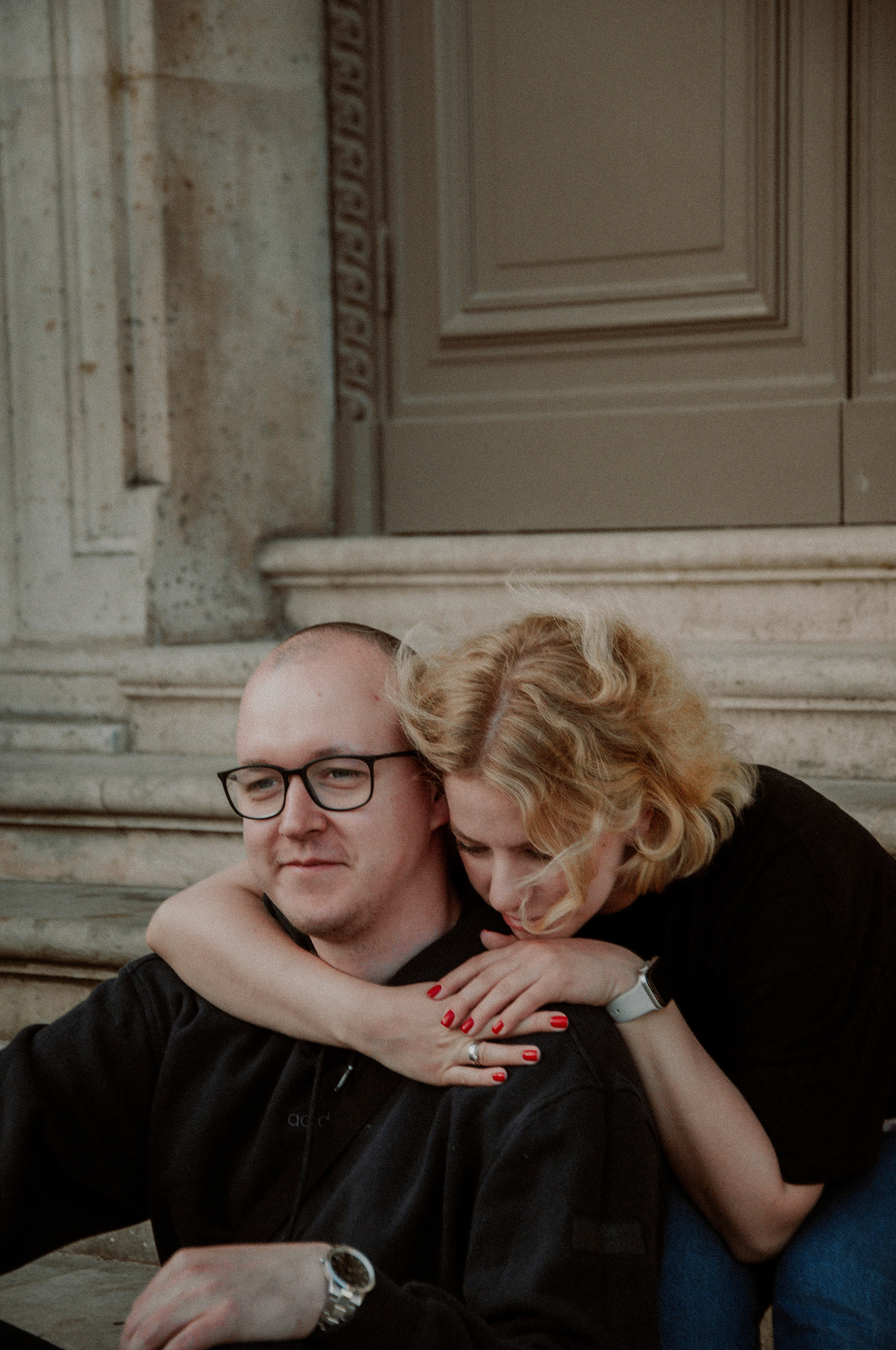 Couple photoshoot near the Louvre. Paris photographer — Polina Osipova