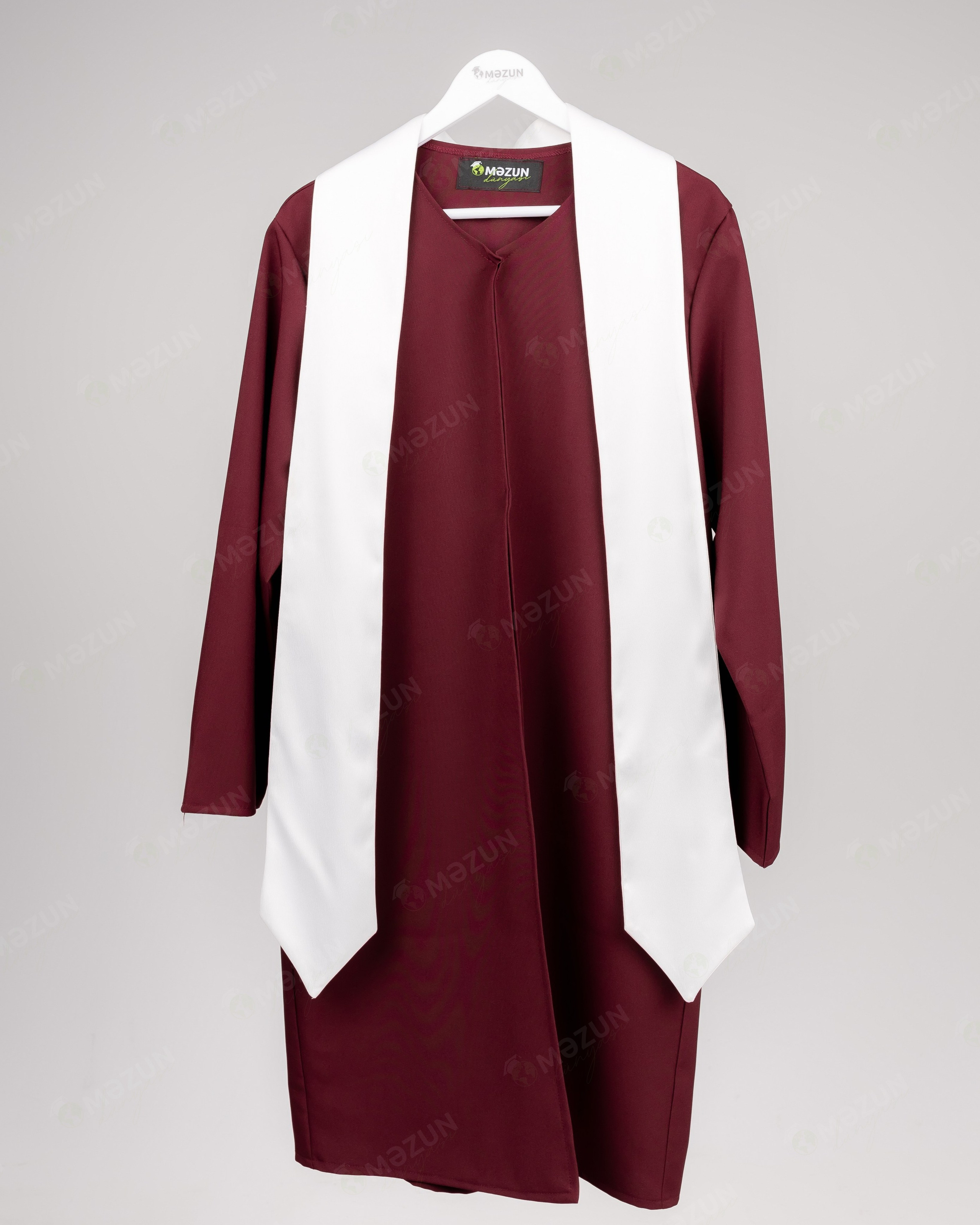 Bordo. Məzun geyimləri və akssesuarları