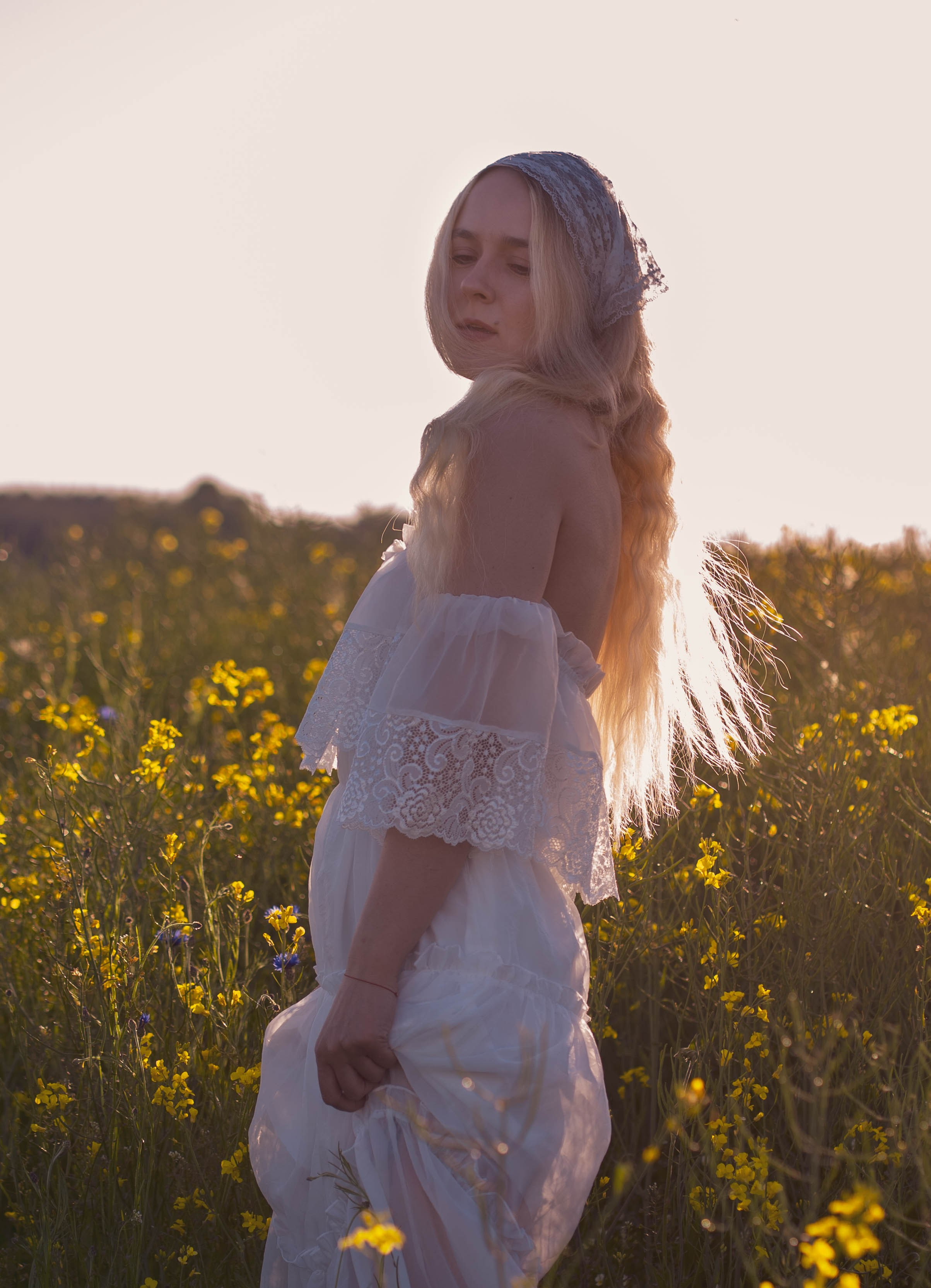 Rapsų laukai su Egle. Fotografija — Olga Bojarin
