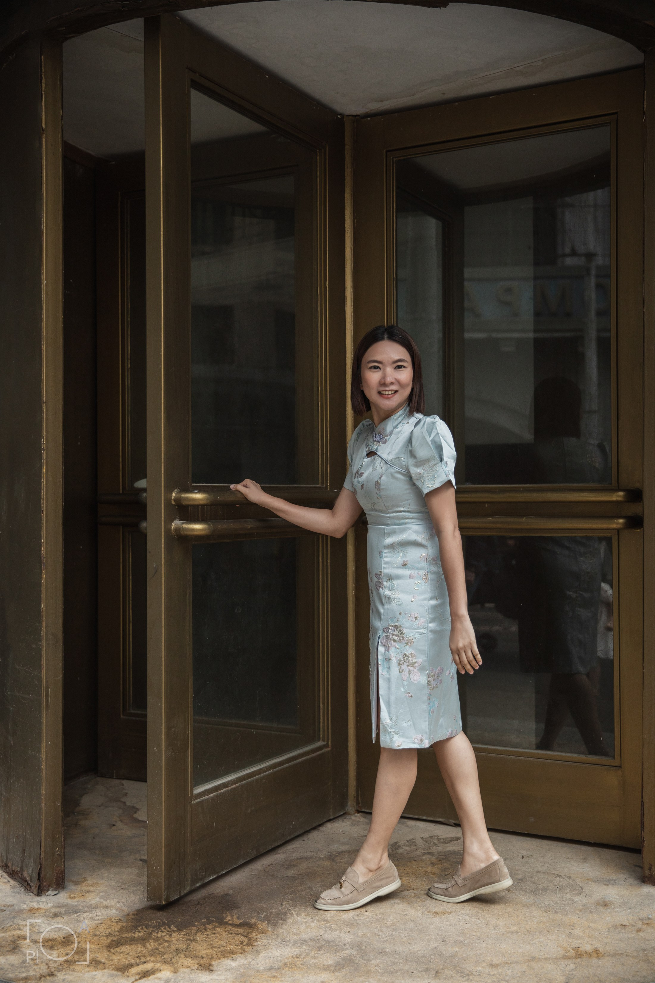 Shanghai 1930s retro photo shoot at Shanghai photo studio. Family photo shoot in Chinese retro style. 