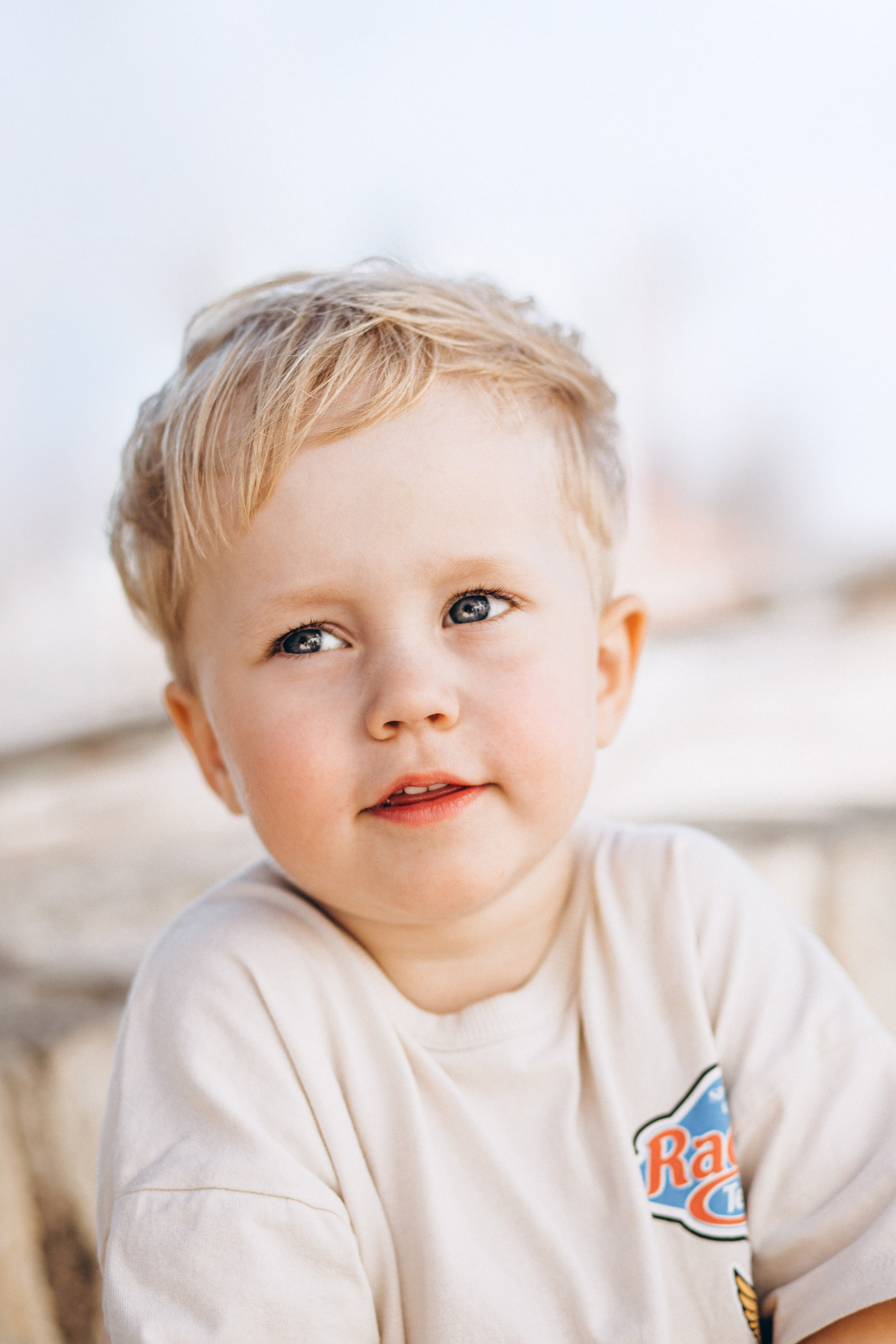 Retrato en primer plano de un niño pequeño durante una sesión familiar con luz natural en Valencia, España — ideal para familias que buscan experiencias fotográficas auténticas y atemporales en Valencia y España.