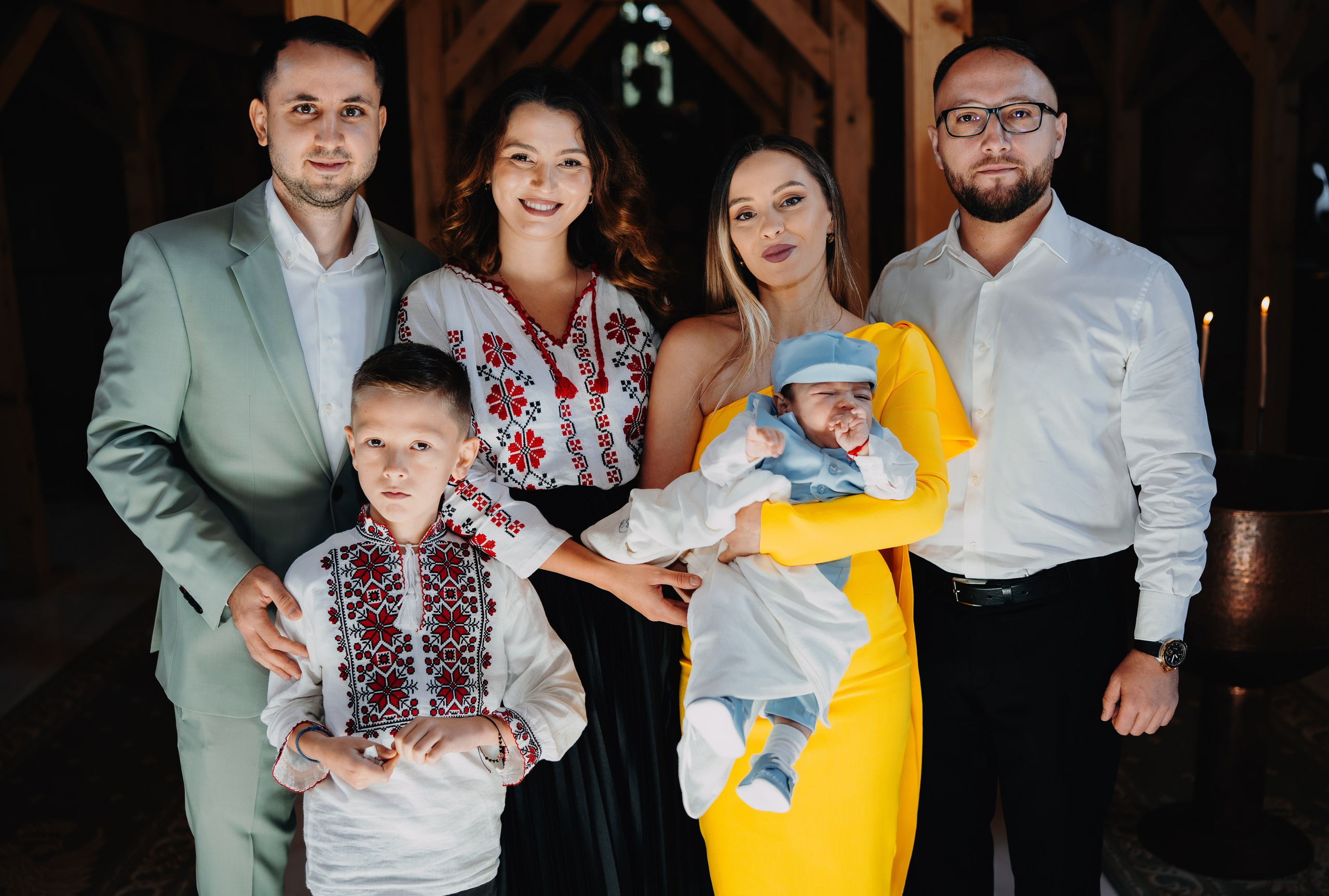 Poză de grup finală cu nașii și părinții lui Arthur Mihail după botezul în Catedrala Bârlad. Toți cei patru, uniți în această responsabilitate spirituală, stau împreună cu pruncul într-o imagine de unitate, bucurie solemnă și început de drum comun.