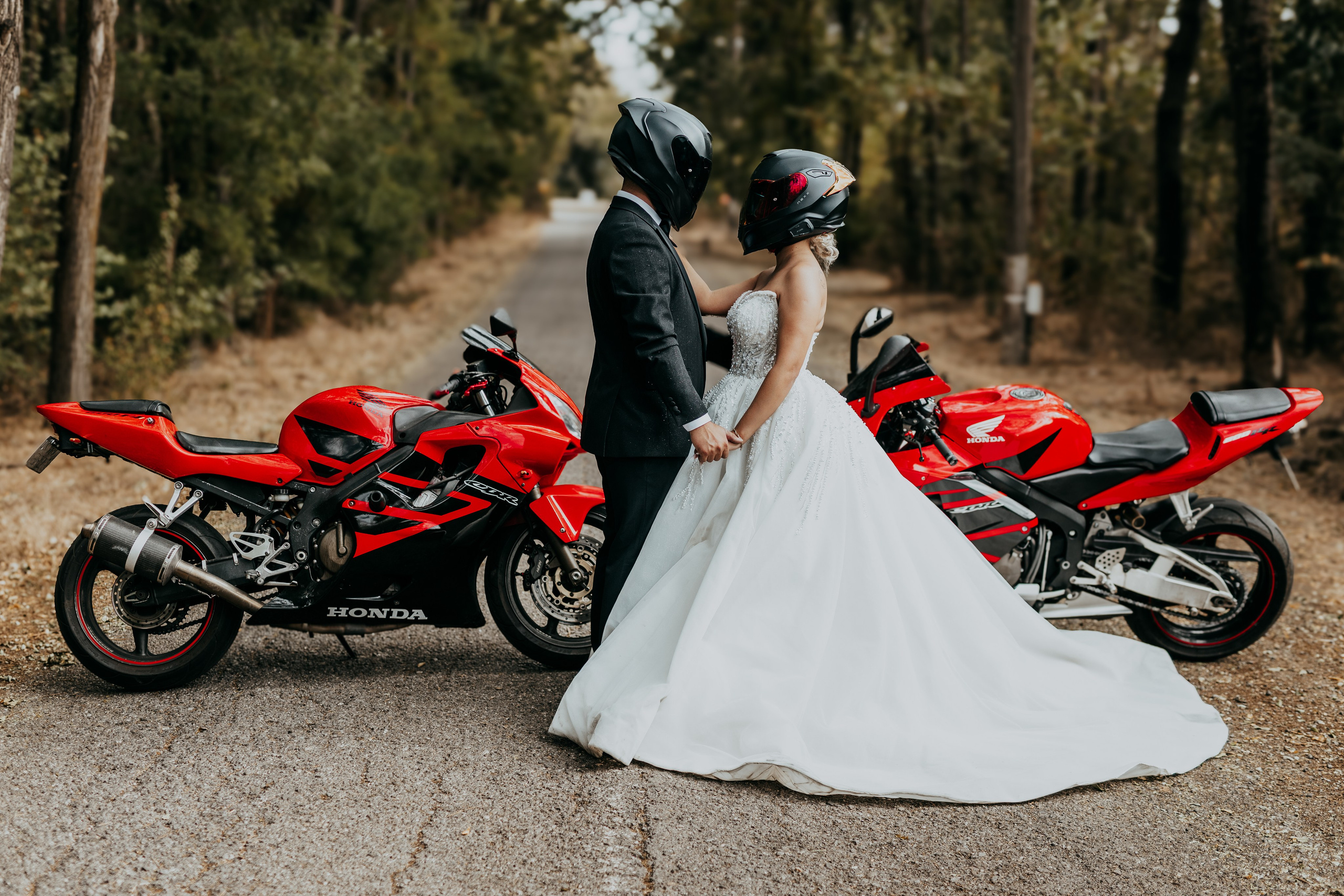 Trash the Dress cu motocicliști — ședință foto de poveste. Lucian Dedeu — Fotograf de nuntă și eveniment