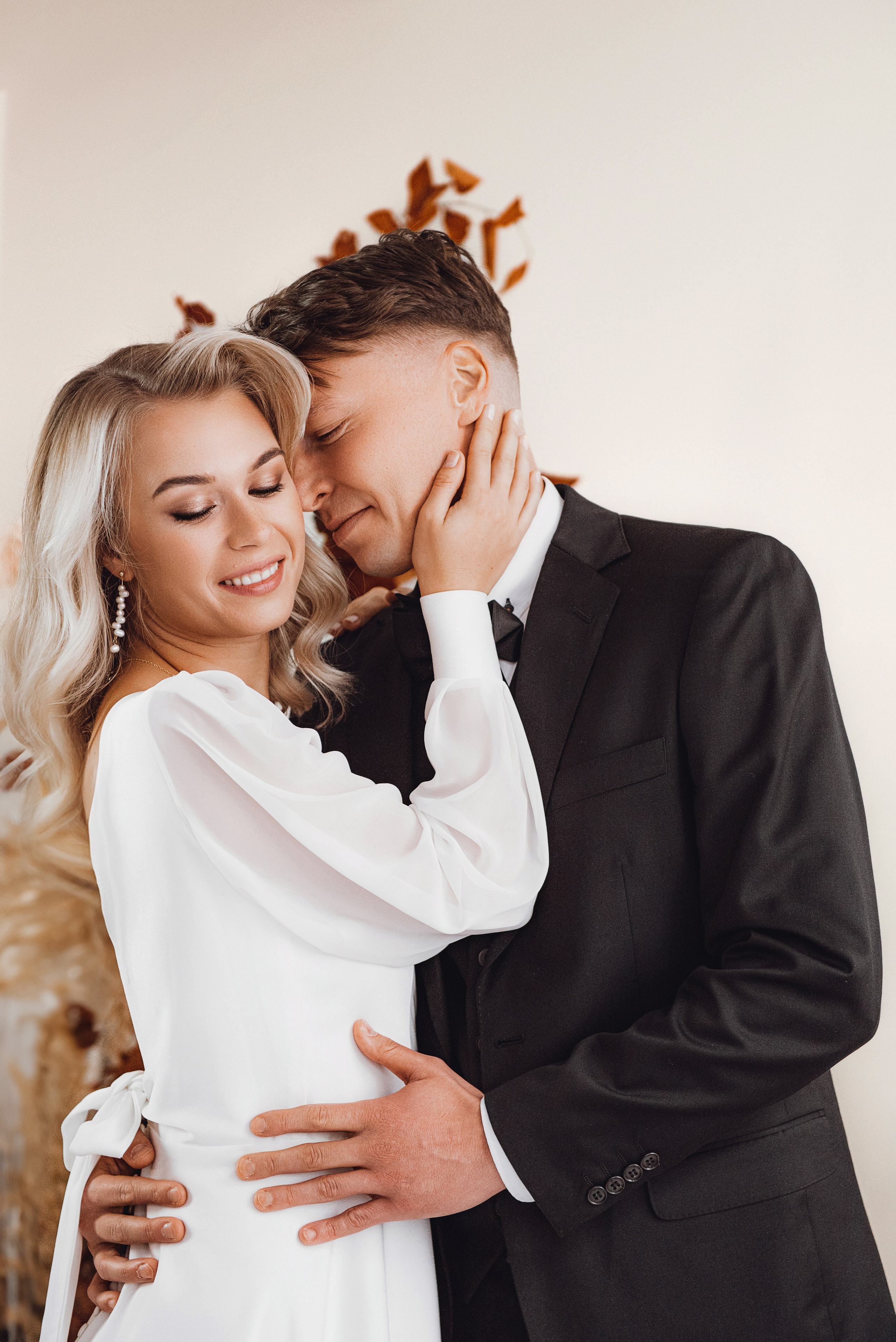 Hääpotretti kauniilla rantamaisemalla Espoossa.