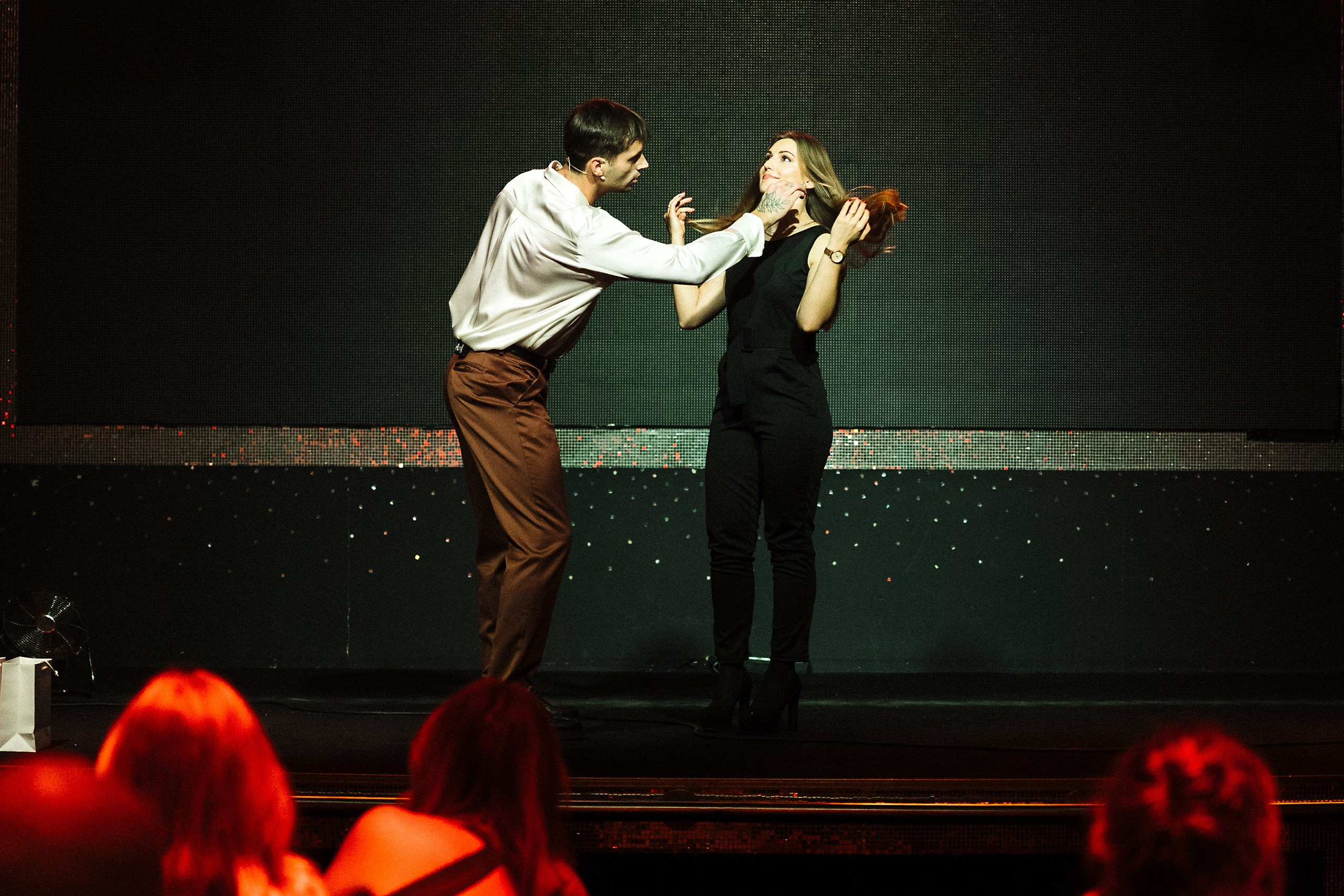 Новогодняя фотосессия в стиле «Оскар» для компаний — свет софитов и звёздные кадры. Евгений Тимофеев | Свадебный и контент-фотограф и видеограф в Риге