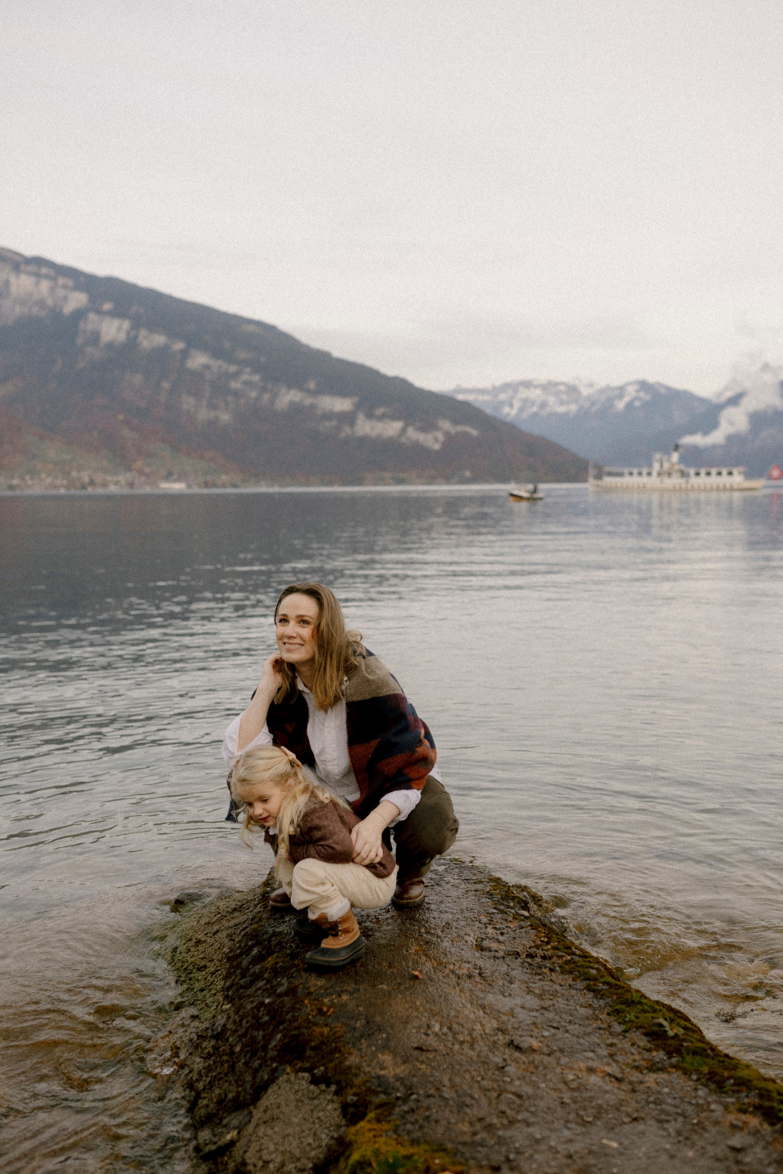 Under the Tree. Polina Sobol — family & documentary photographer in Bern. Outdoor & urban photo sessions for families, kids and couples